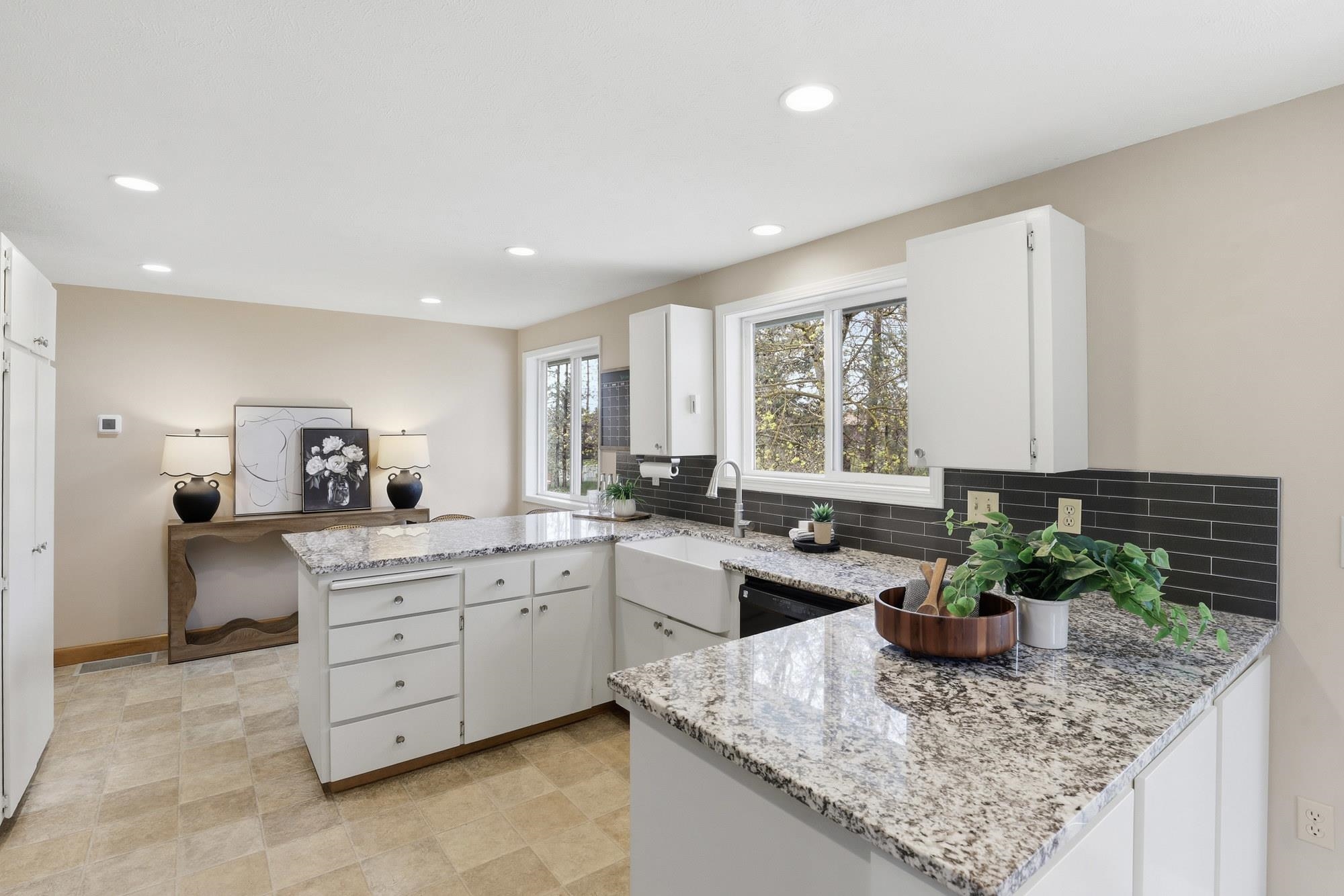 323 E Eleventh St - Photo 6