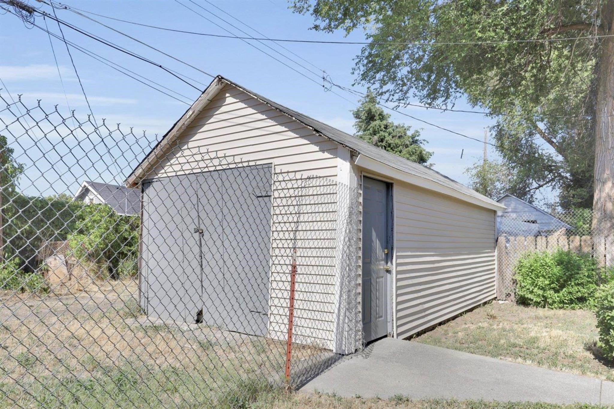 1407 E Broad Ave - Photo 17
