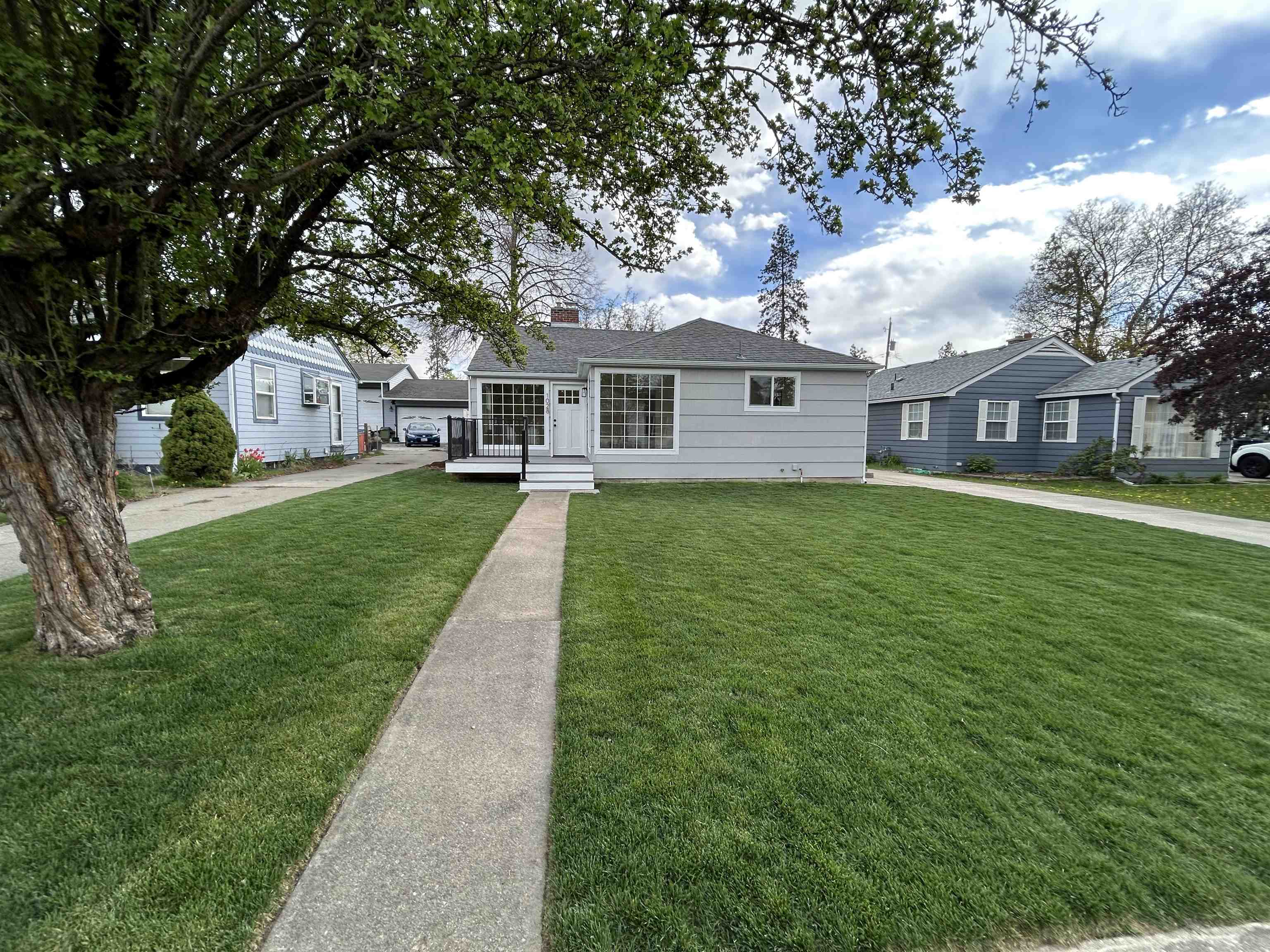 1028 E 40th Ave - Photo 2