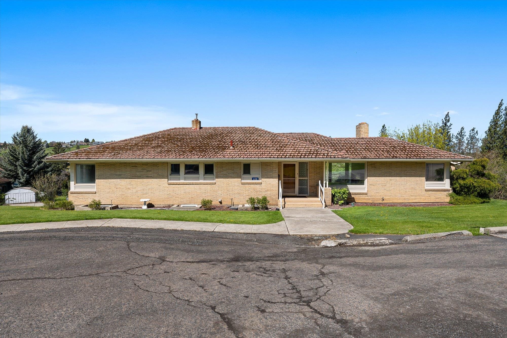 608 S G St - Photo 1