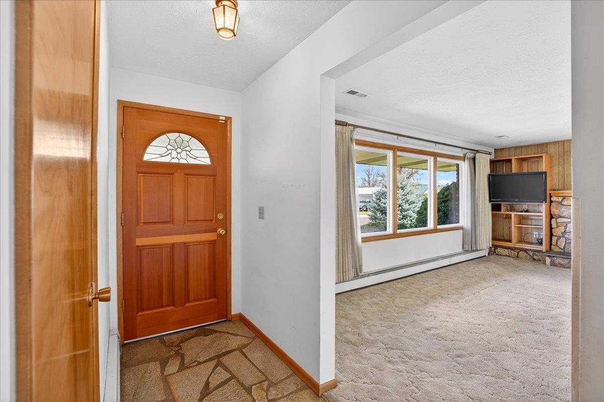 605 W 4th St - Photo 2