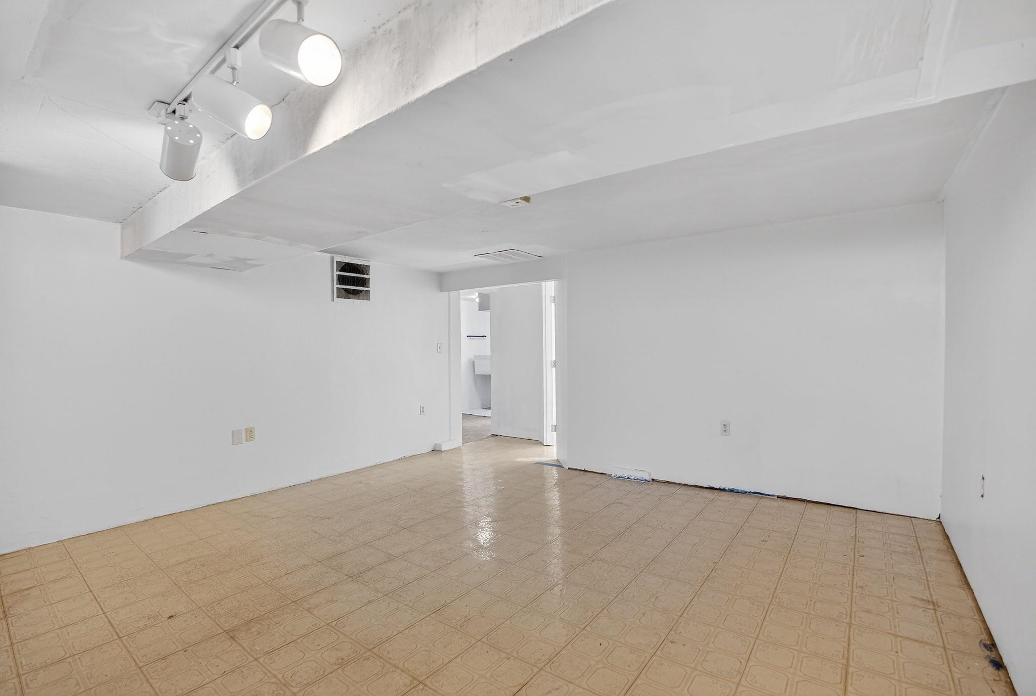 2618 N HOWARD St - Photo 34