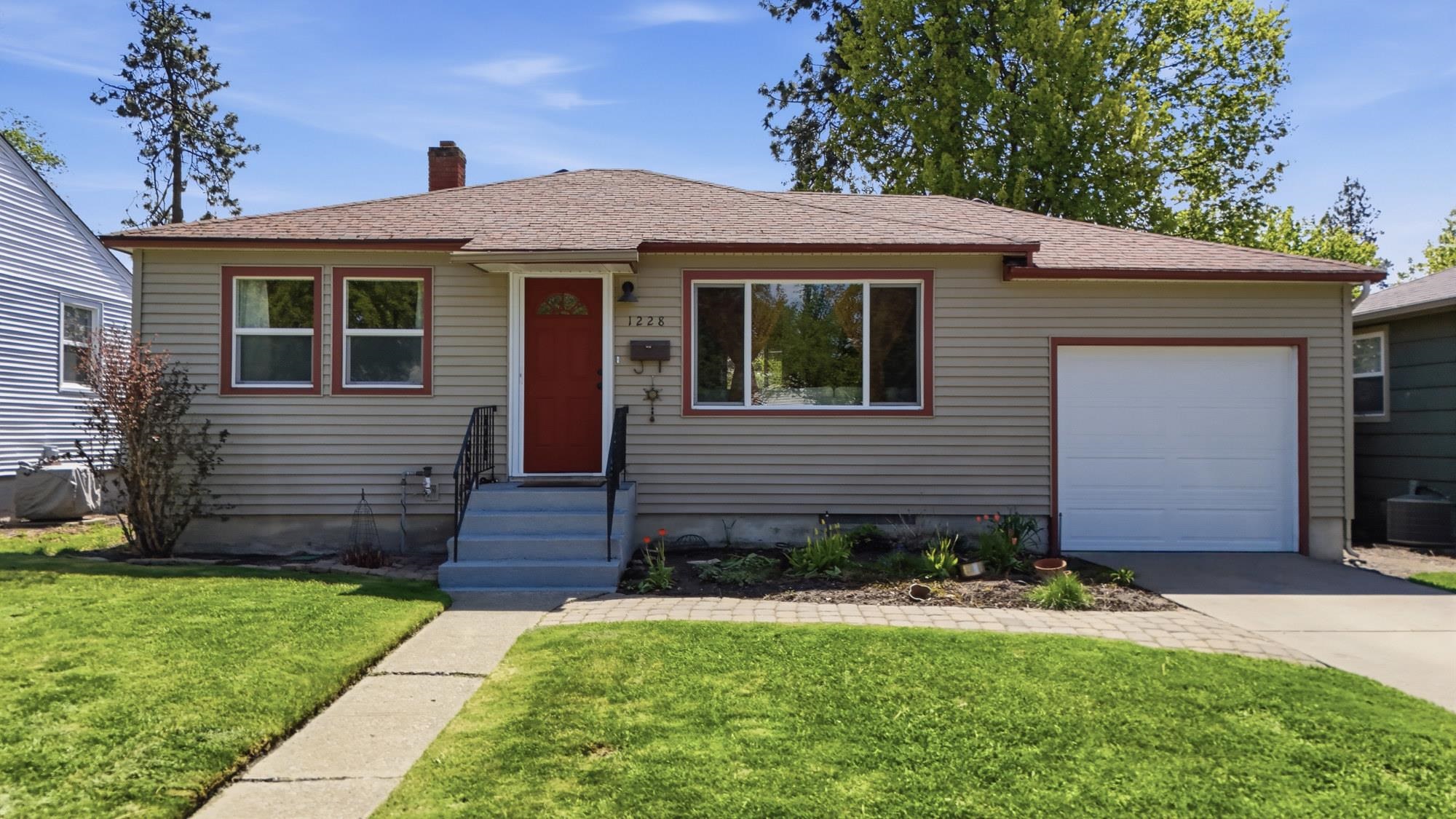 1228 E 40th Ave - Photo 2