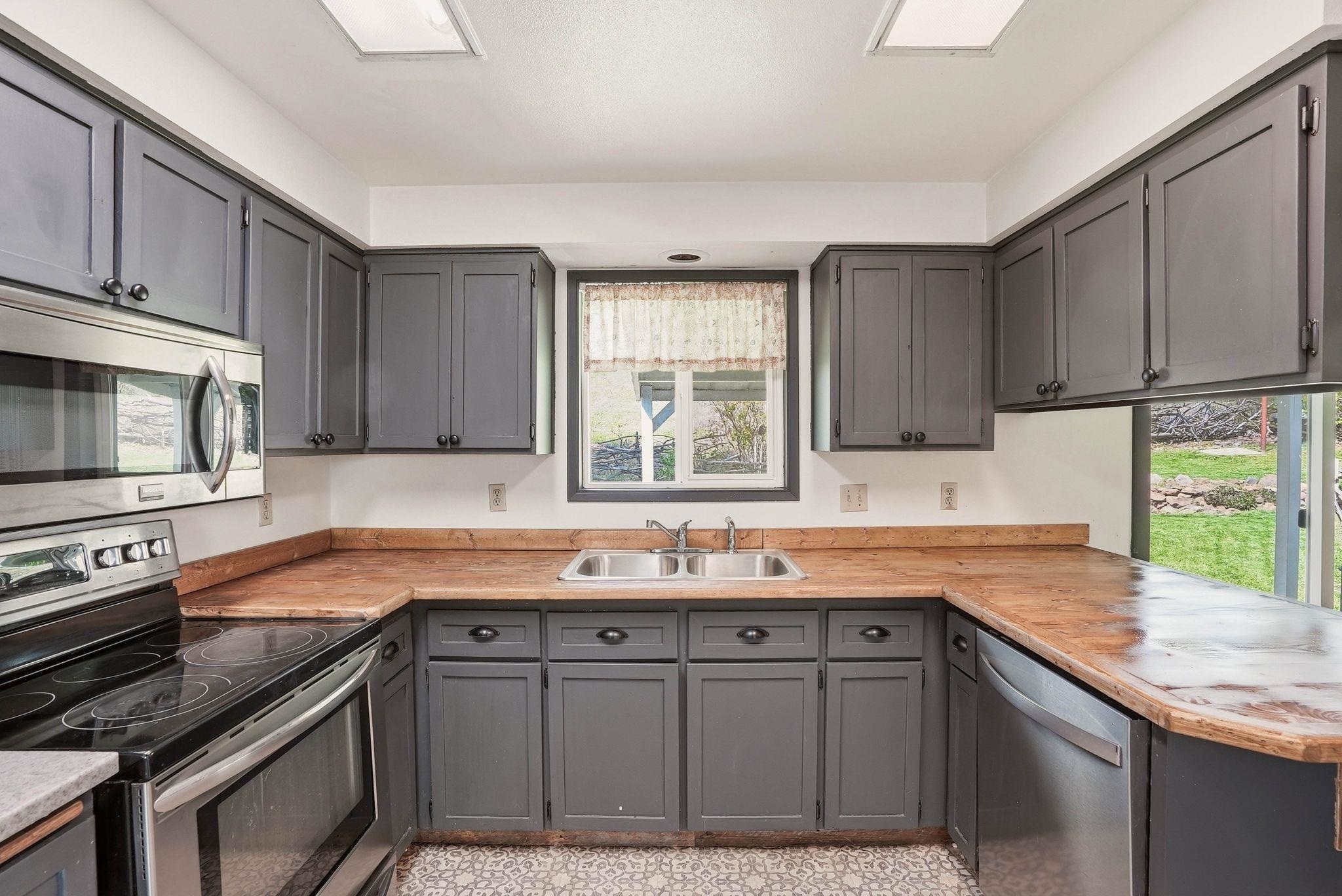 556 Scenic Heights Dr - Photo 3