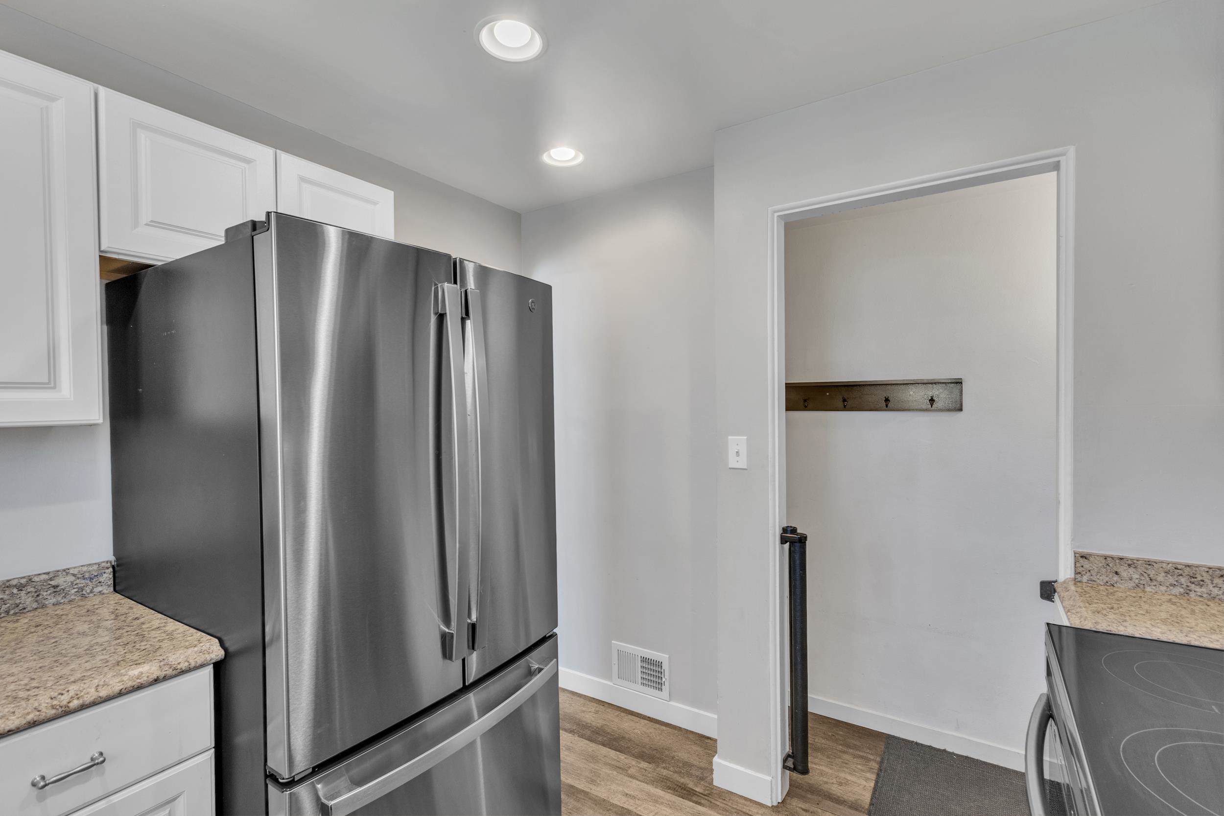 1007 E Walton Ave - Photo 9