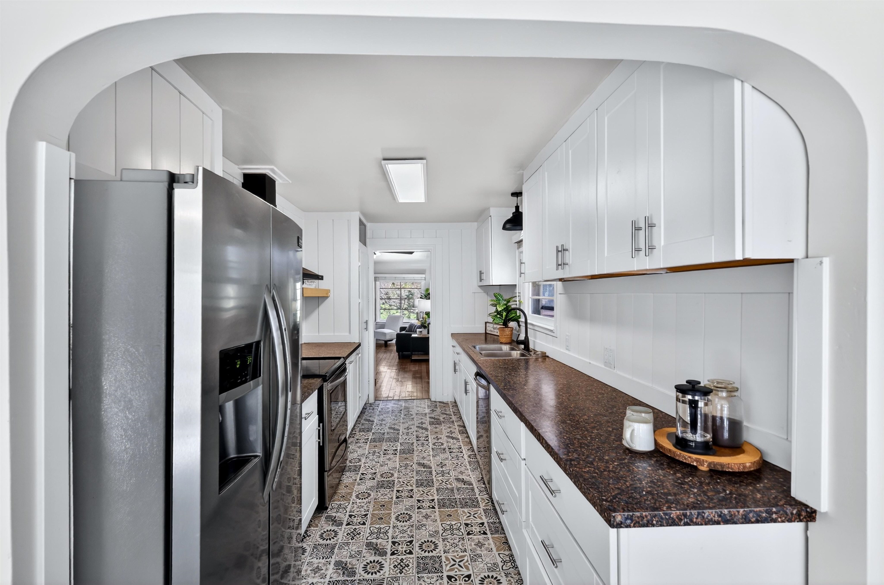 225 W Emma St - Photo 3