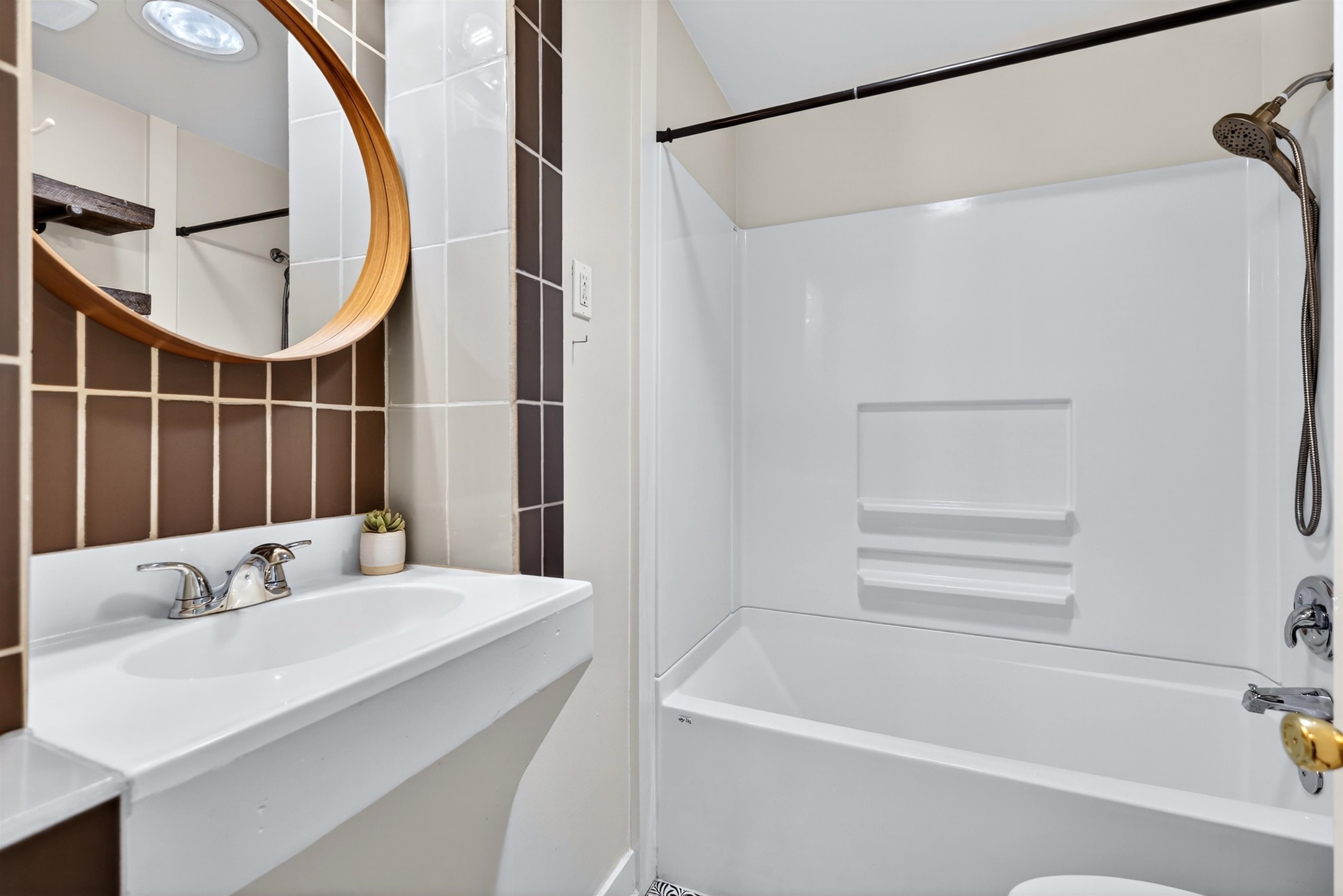 225 W Emma St - Photo 5
