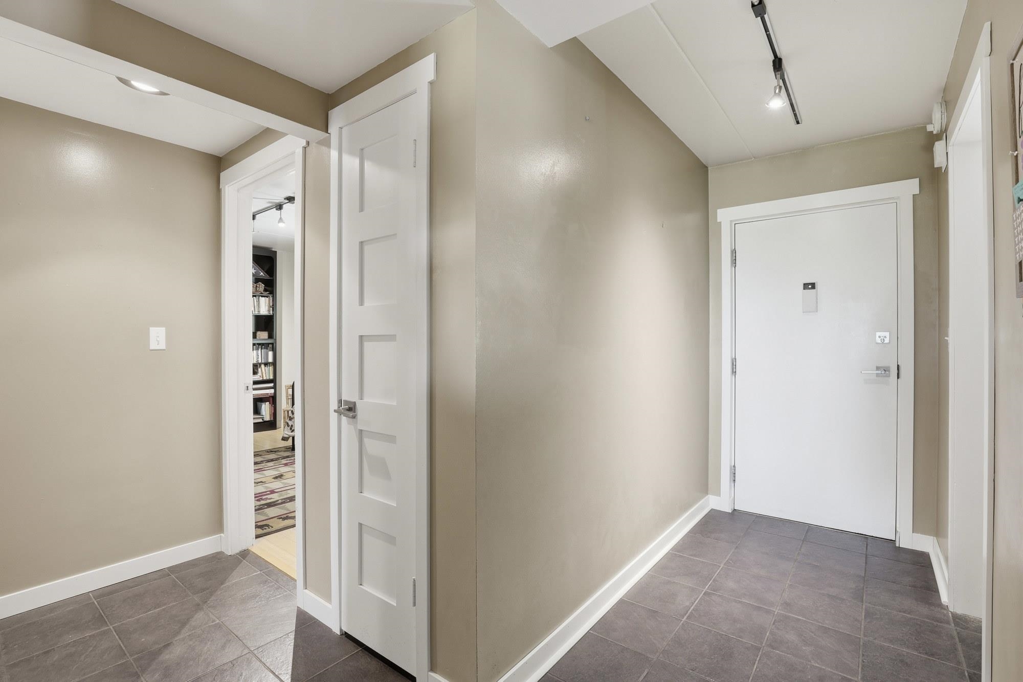136 E Rockwood Blvd - Photo 3