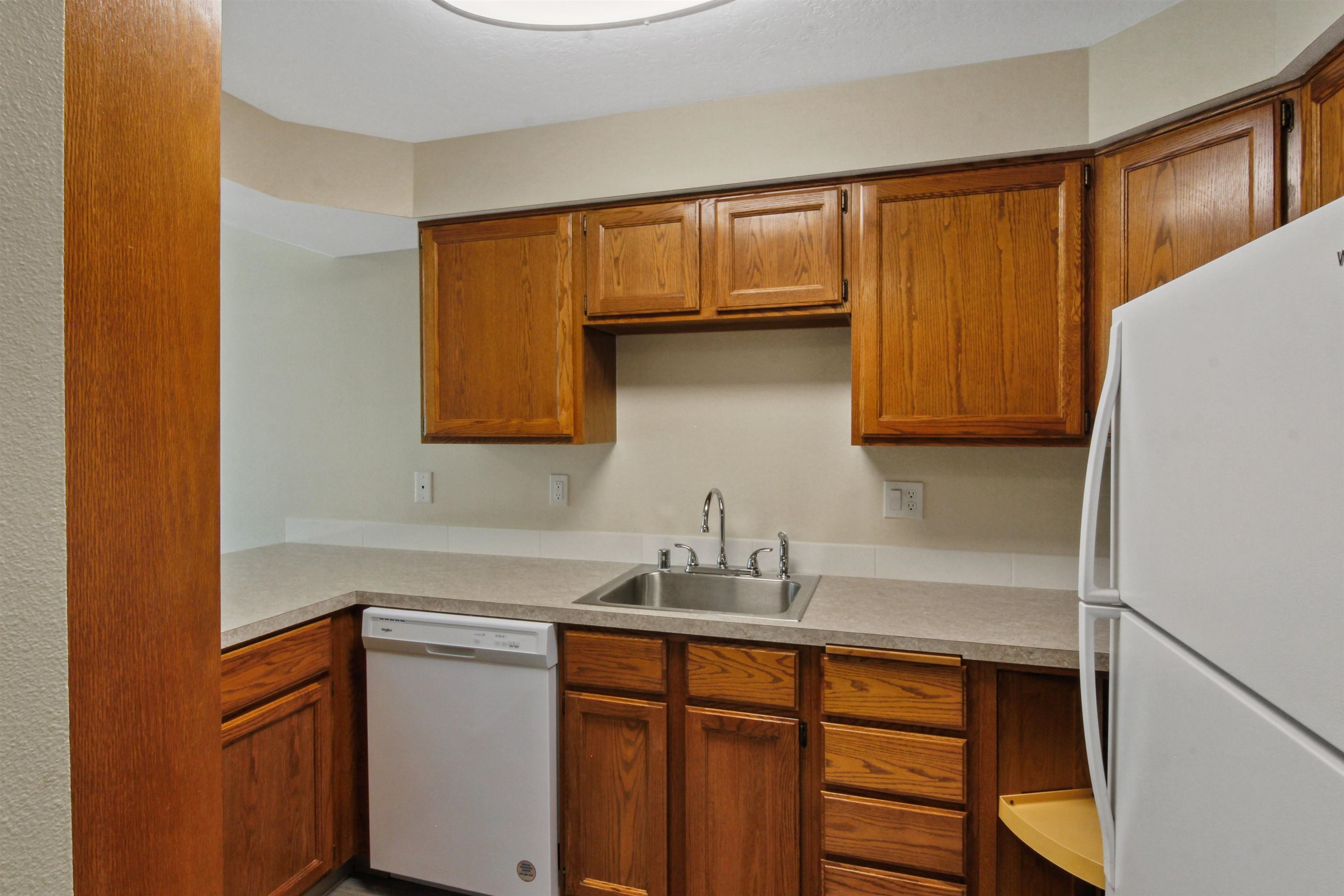221 E Rockwood Blvd - Photo 3