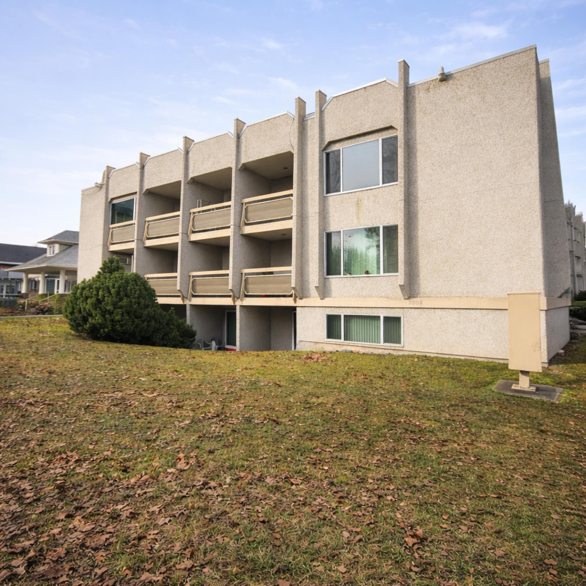 512 E Mission Ave - Photo 1
