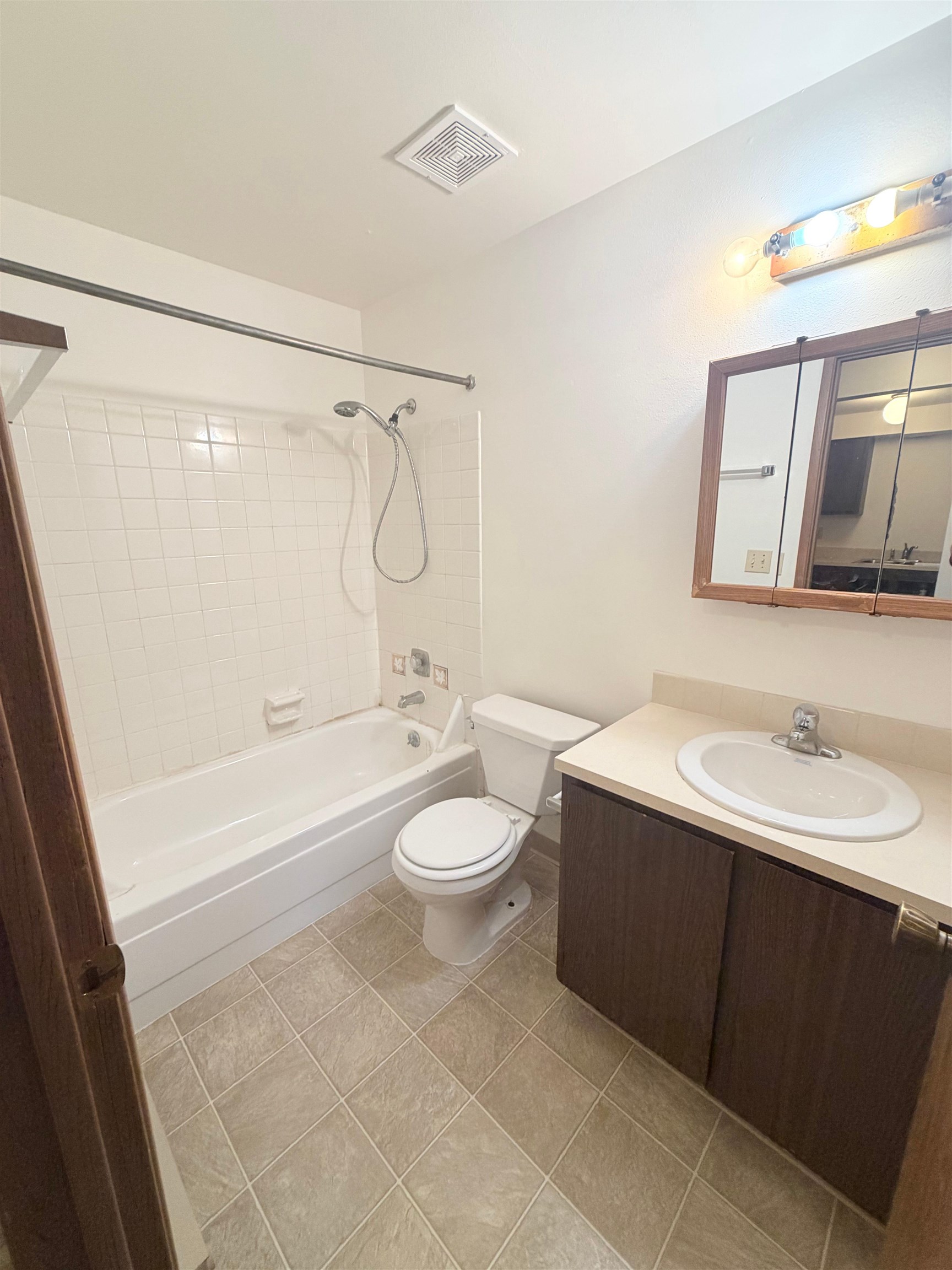 512 E Mission Ave - Photo 4