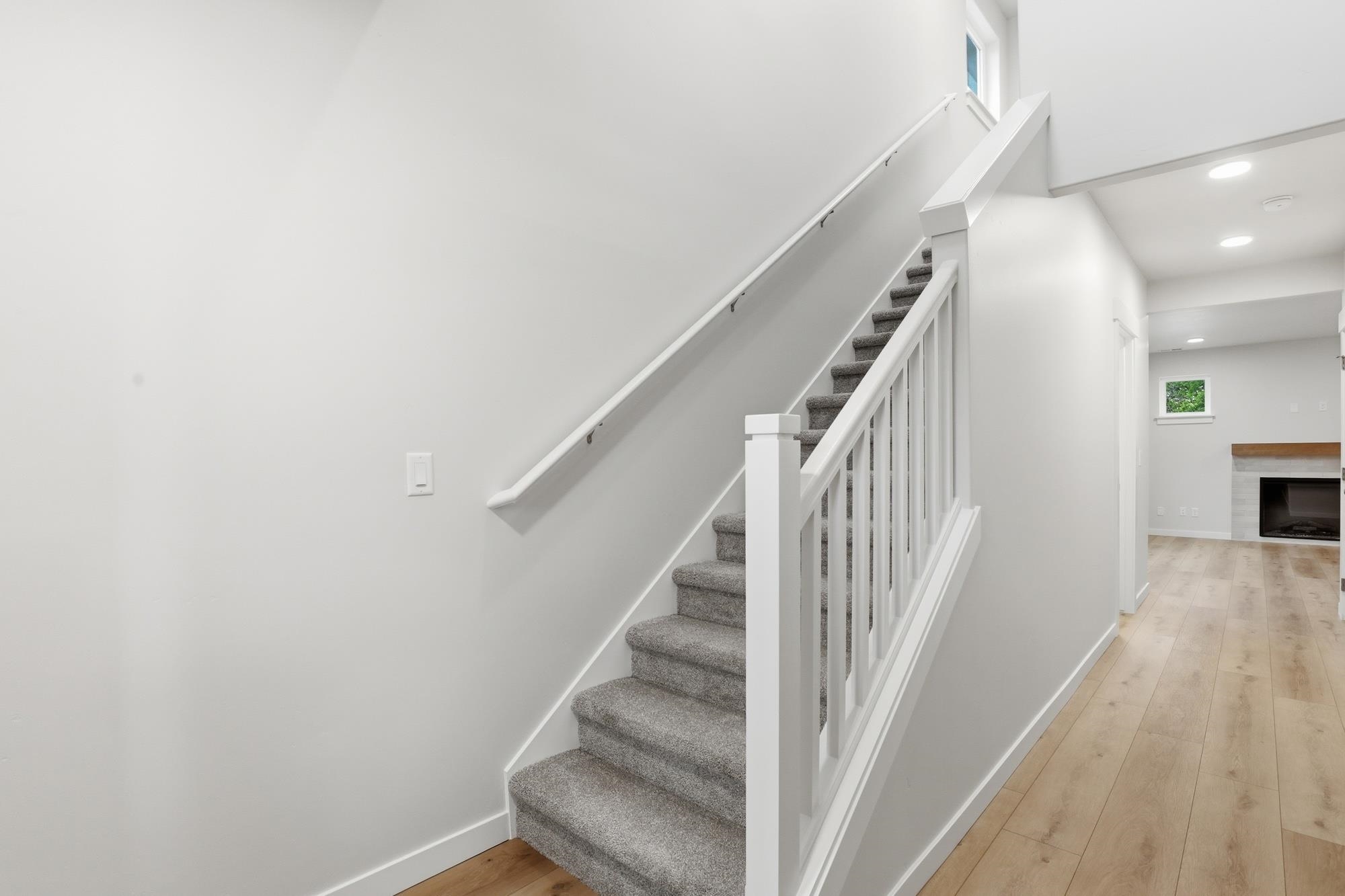 417 N Viewmont Ct - Photo 2