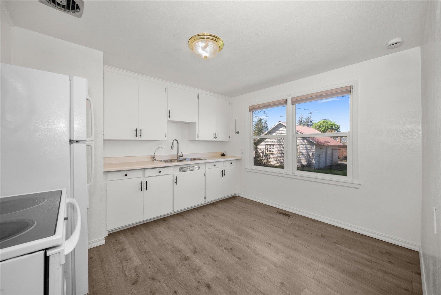 4911 N ELM St - Photo 3