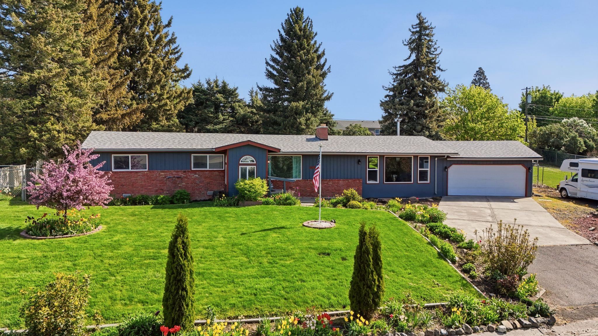 809 E Southview Ave - Photo 1