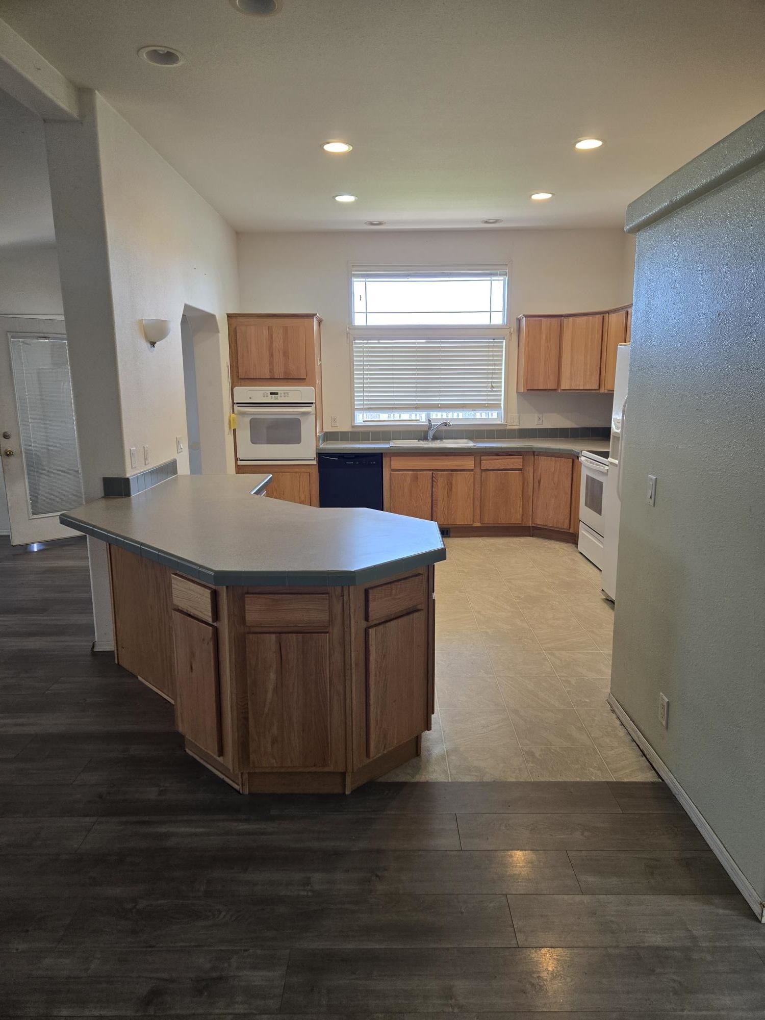 407 E H St - Photo 7