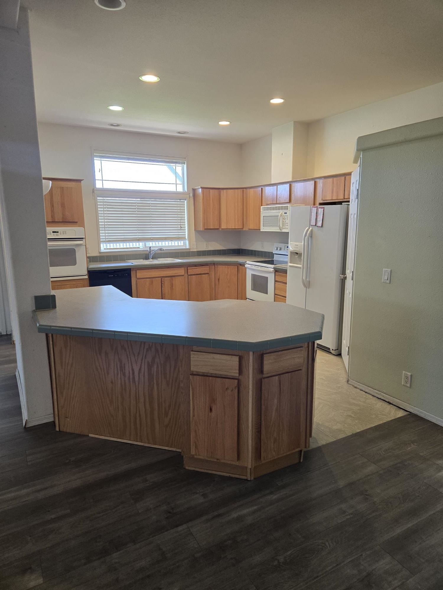407 E H St - Photo 8