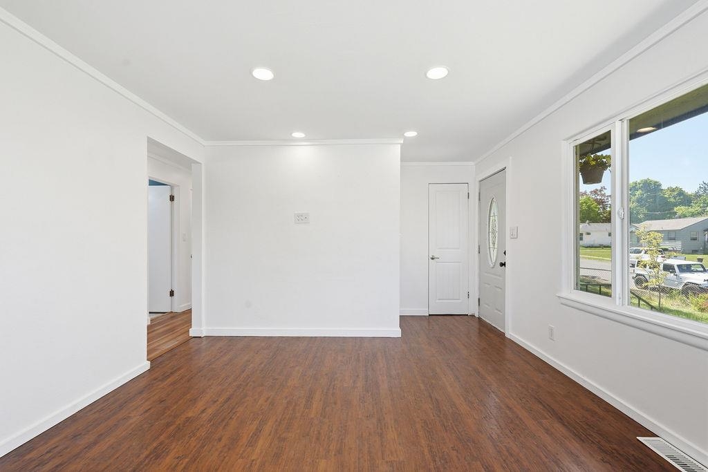 6014 N Oak St - Photo 3