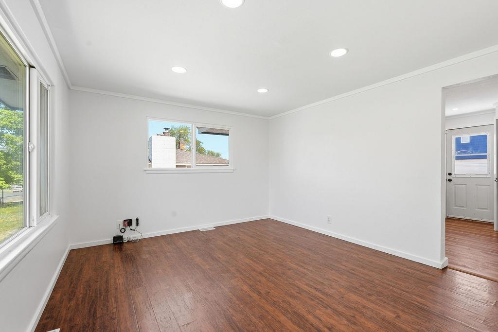 6014 N Oak St - Photo 4