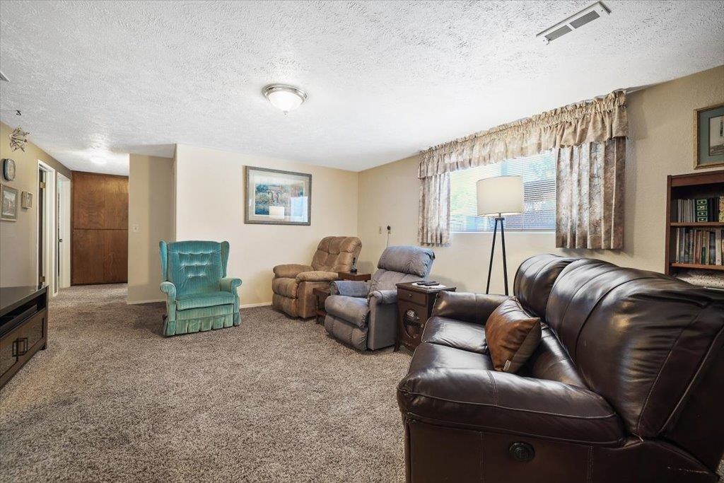 6425 N Catherine St - Photo 21