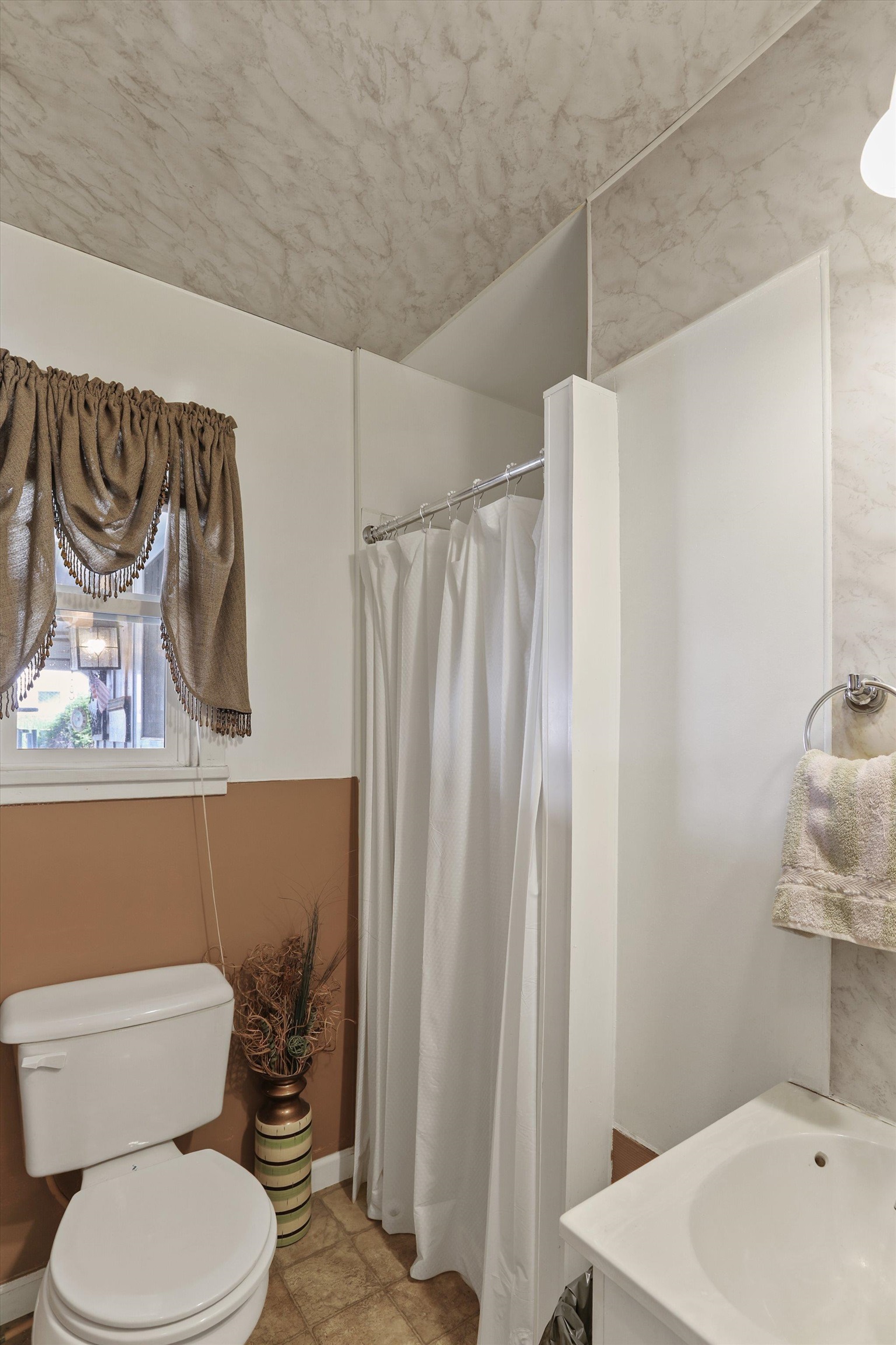 230 E 3rd St - Photo 17