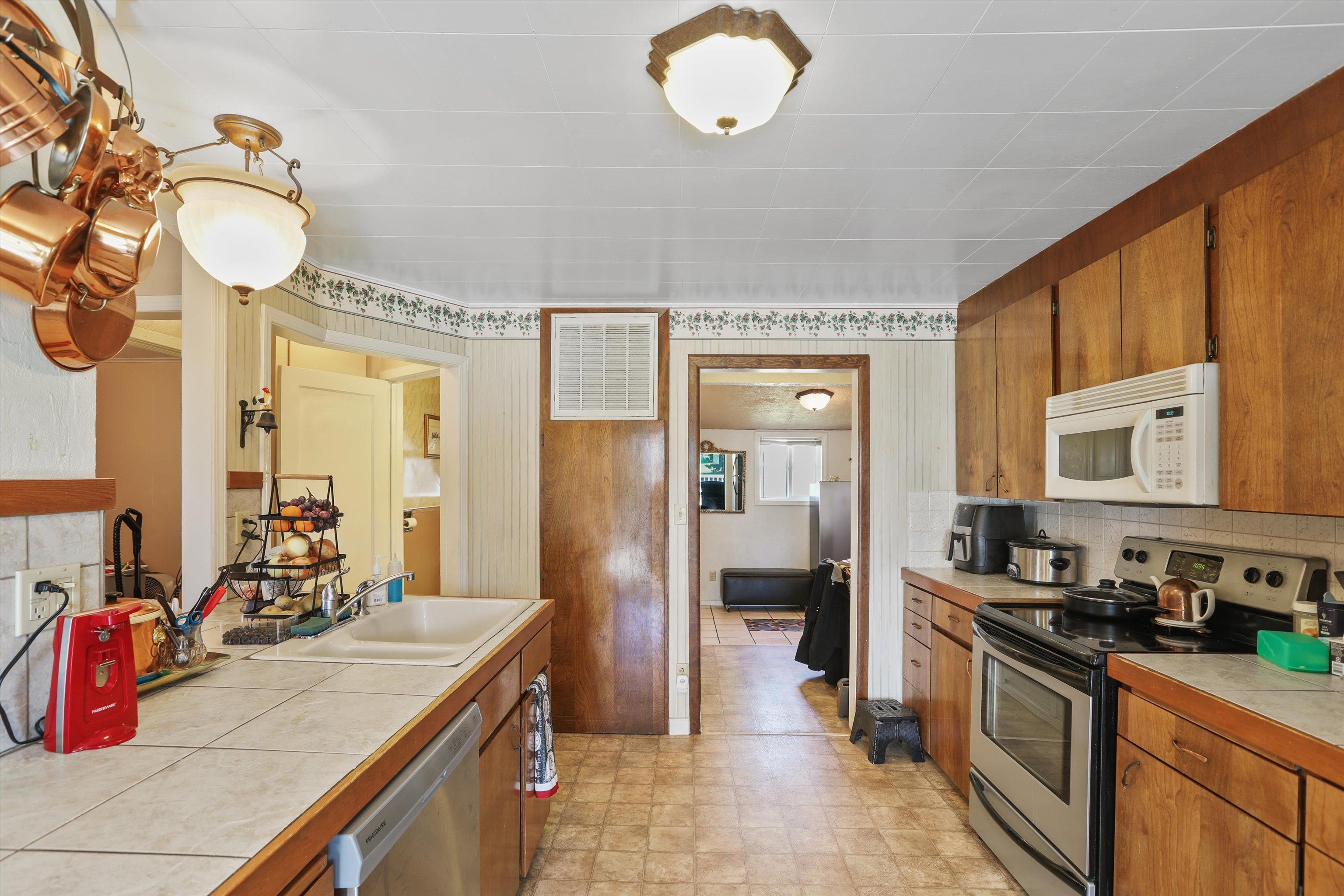230 E 3rd St - Photo 4