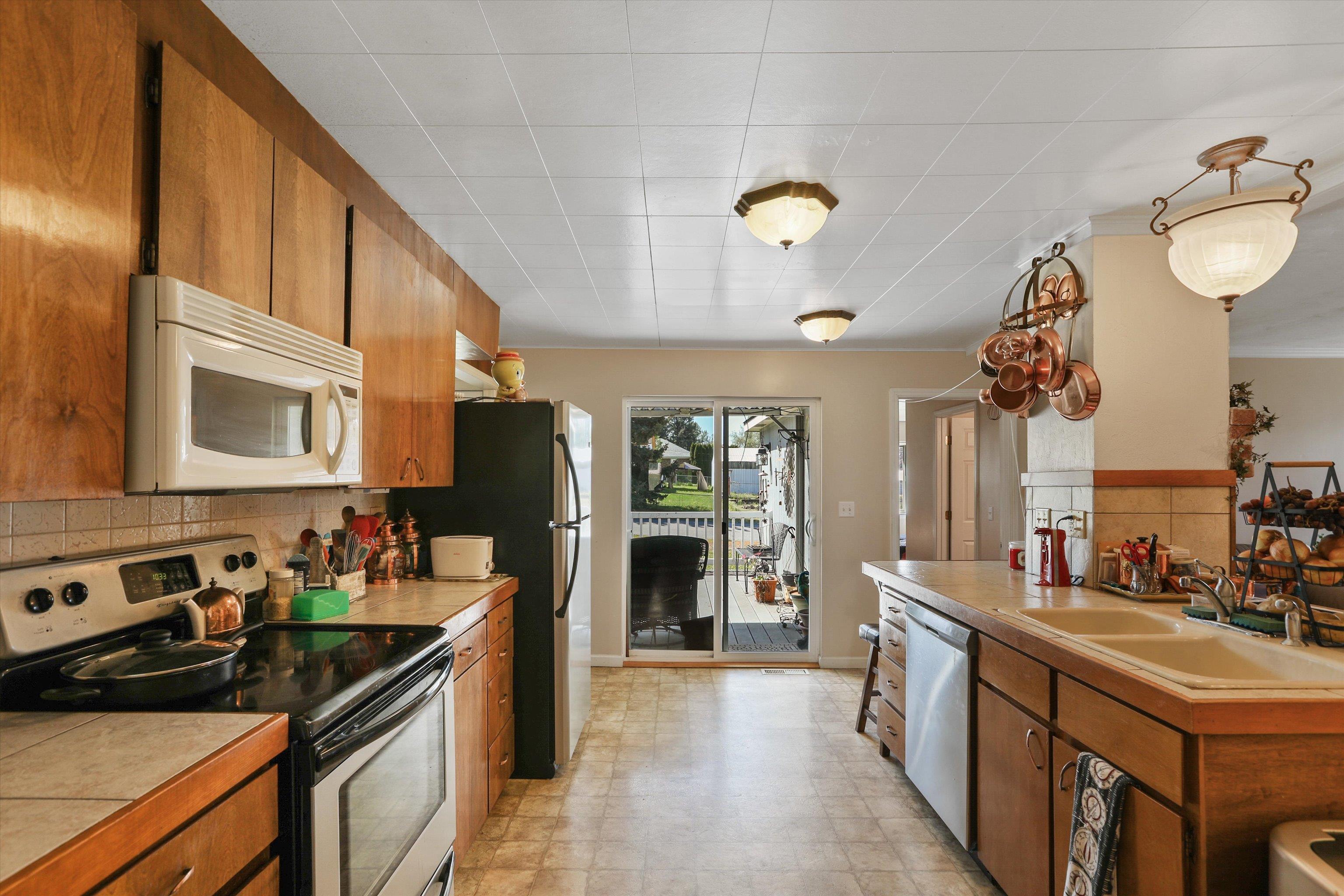 230 E 3rd St - Photo 9