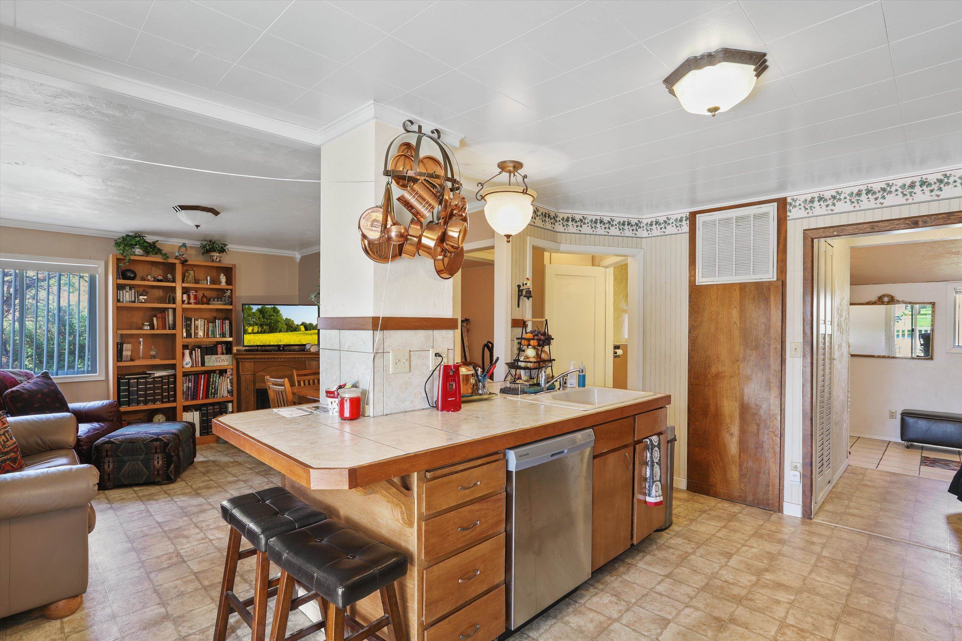 230 E 3rd St - Photo 10