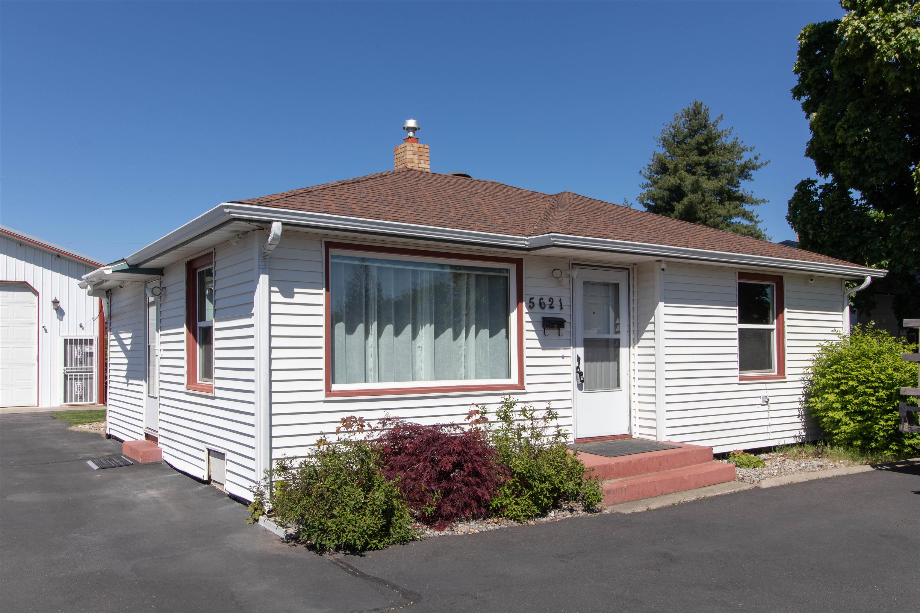 5621 N Hemlock St - Photo 1