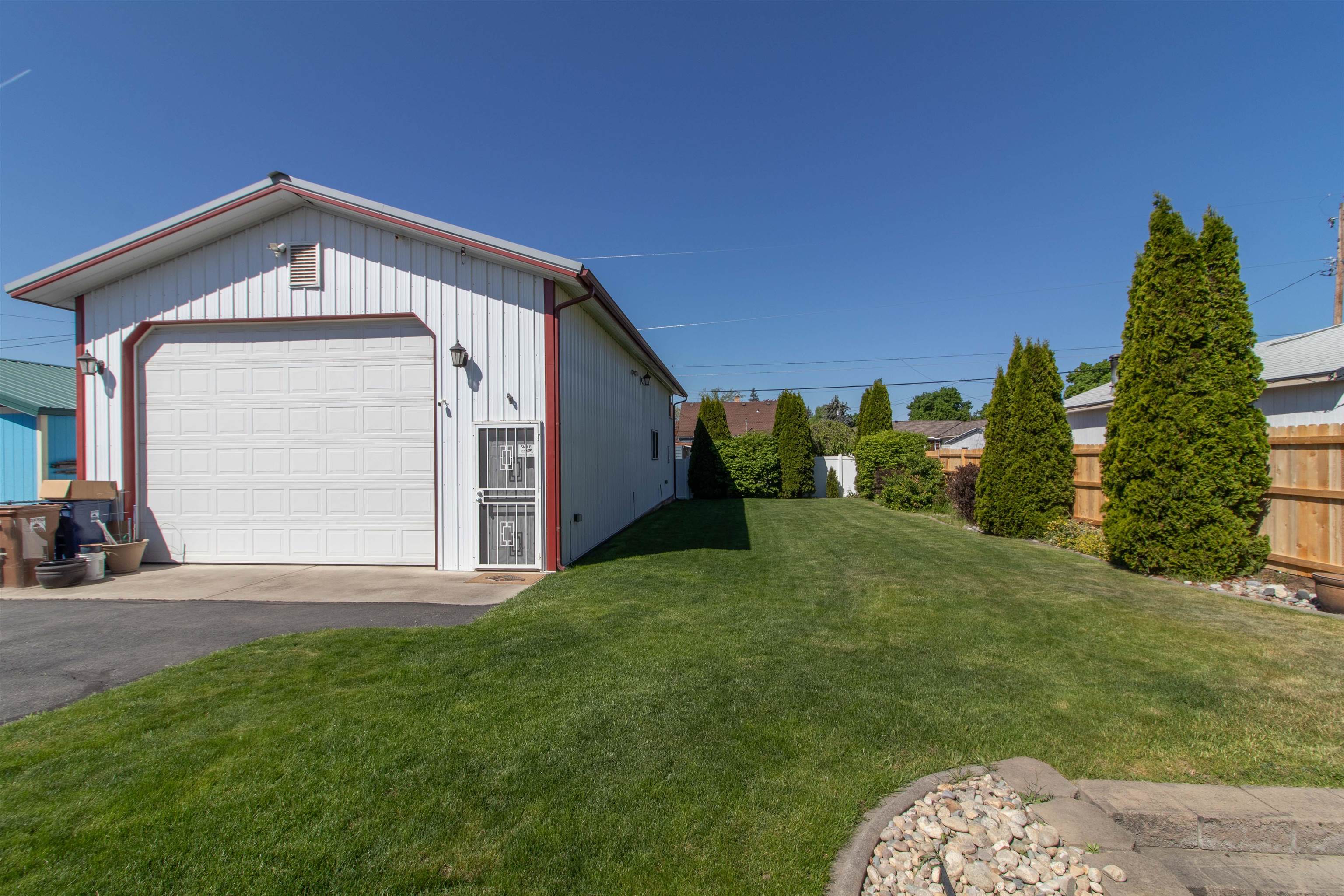 5621 N Hemlock St - Photo 2
