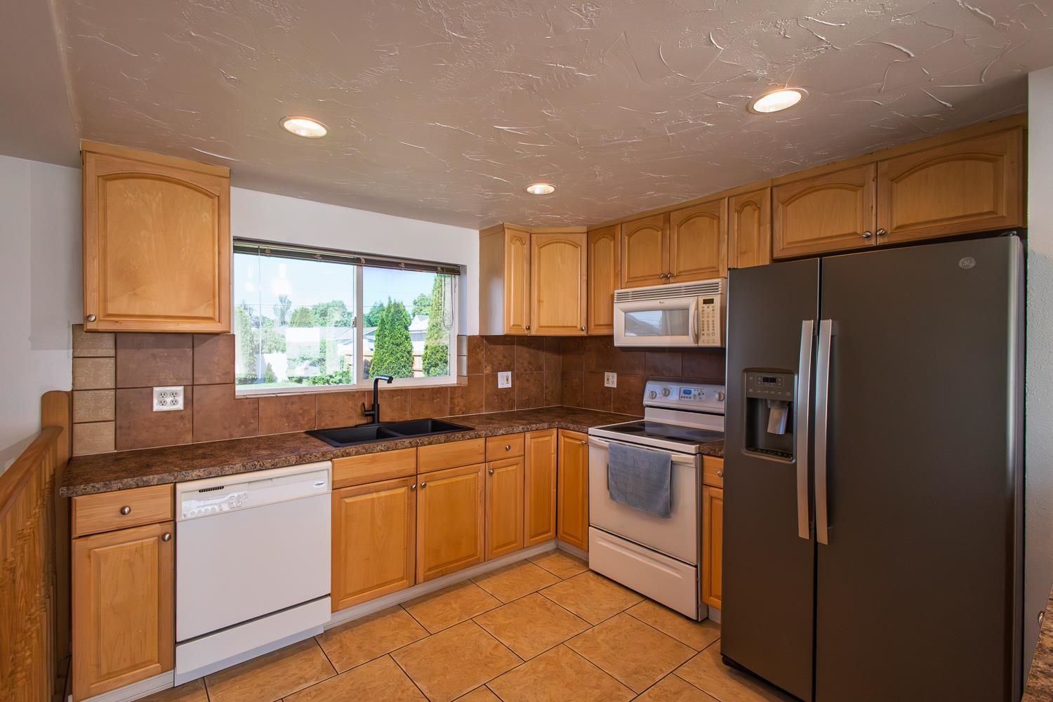 5621 N Hemlock St - Photo 3
