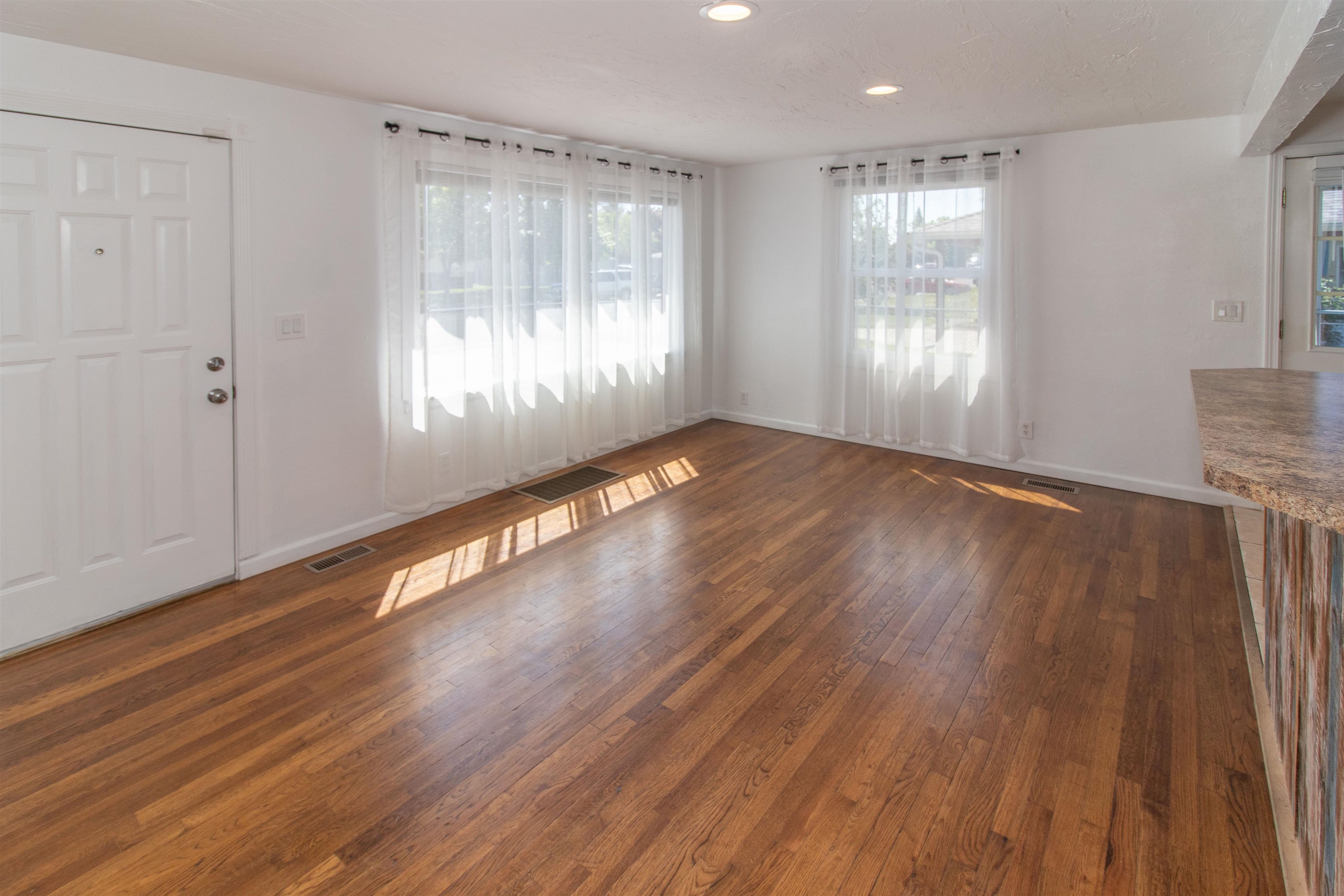 5621 N Hemlock St - Photo 8