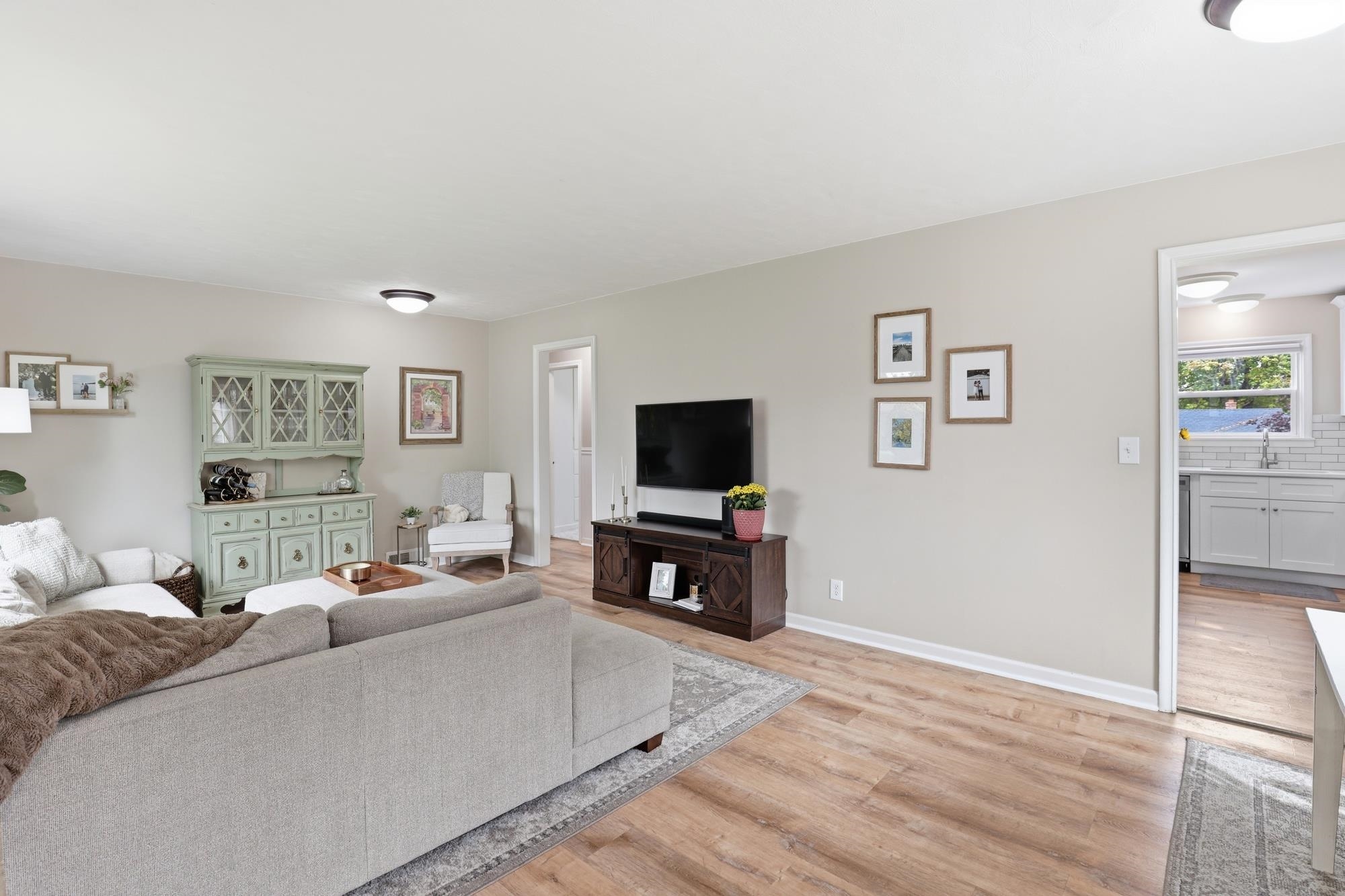 1311 E 41st Ave - Photo 3