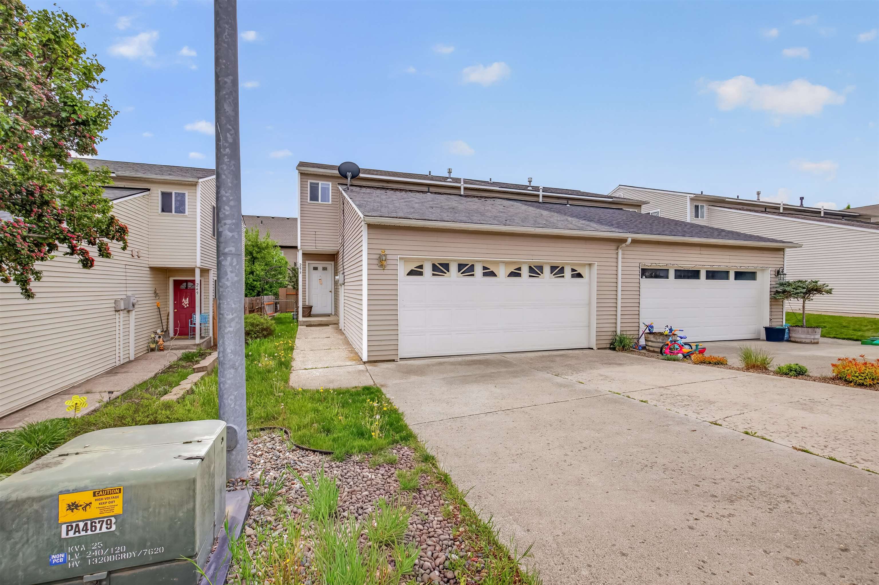253 NW Clay Ct - Photo 1