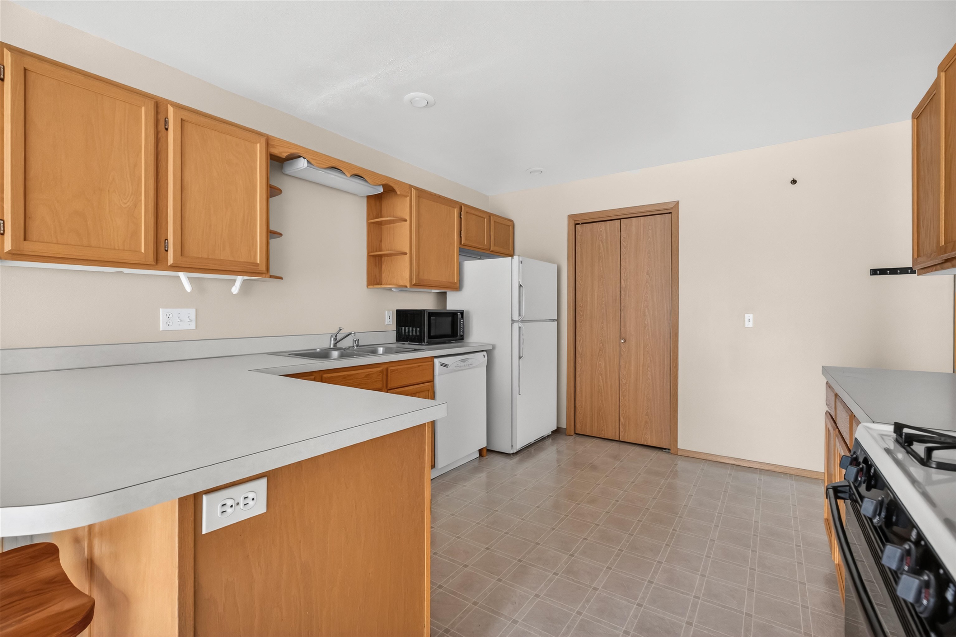253 NW Clay Ct - Photo 3