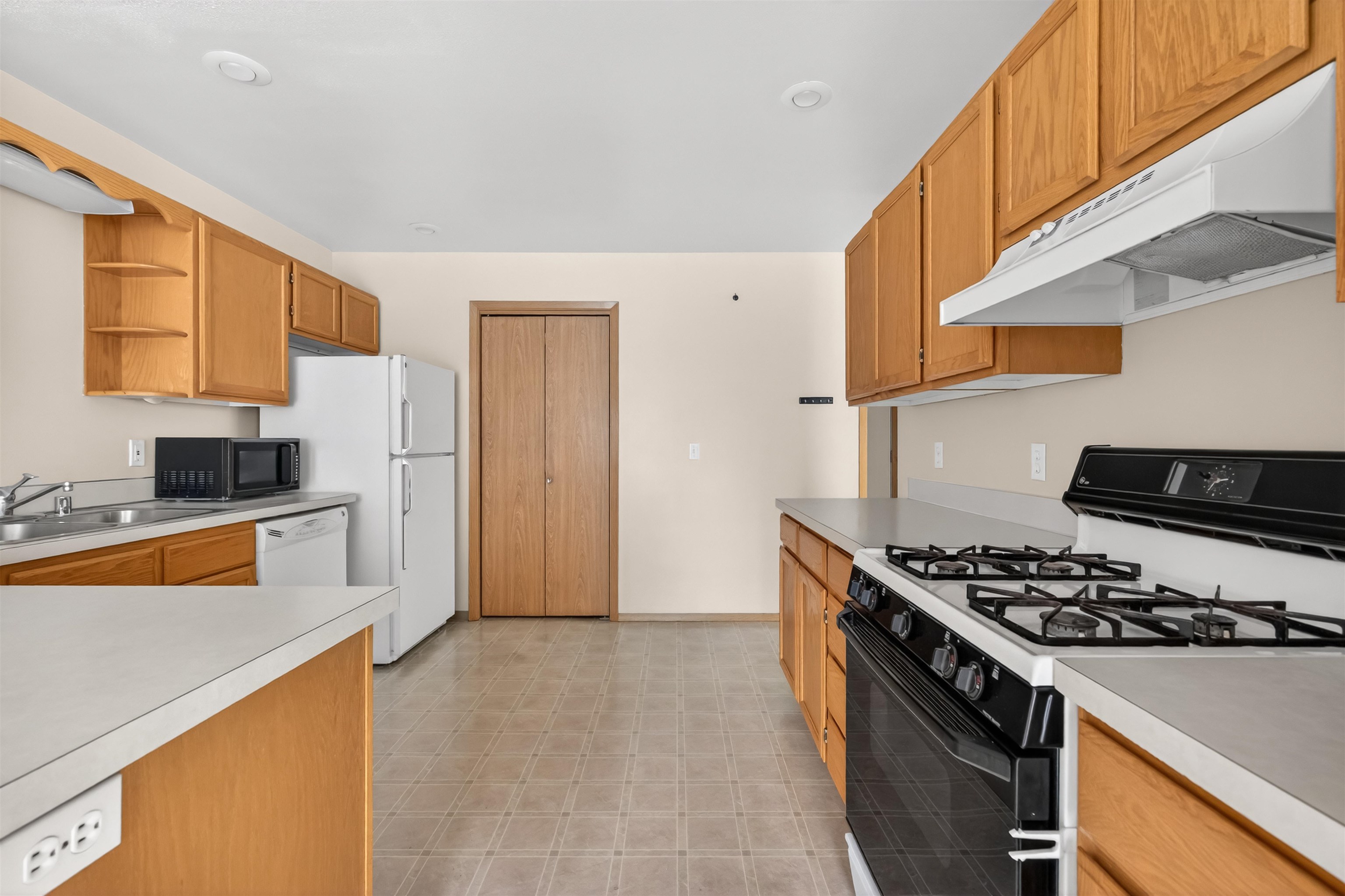 253 NW Clay Ct - Photo 22