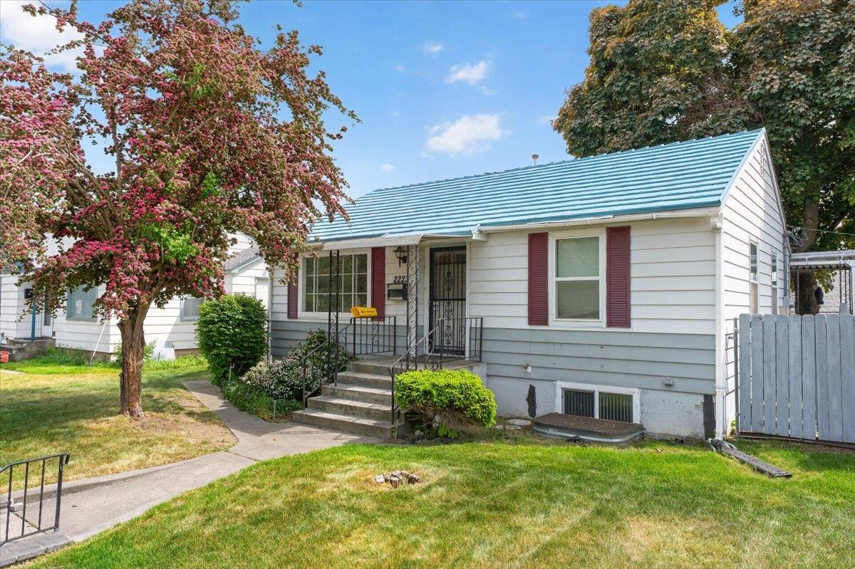 2223 W Broad Ave - Photo 1