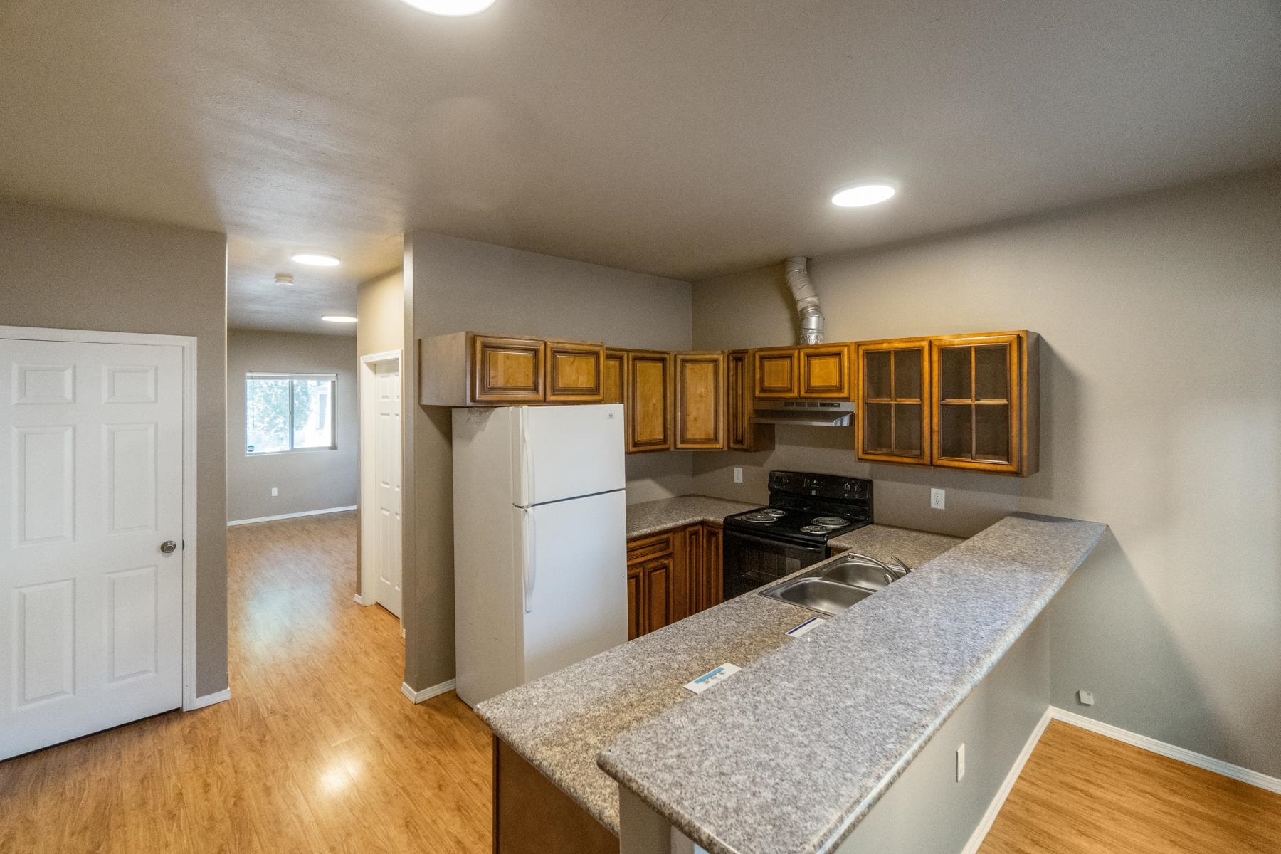 1023-1025 W Knox Ave - Photo 11