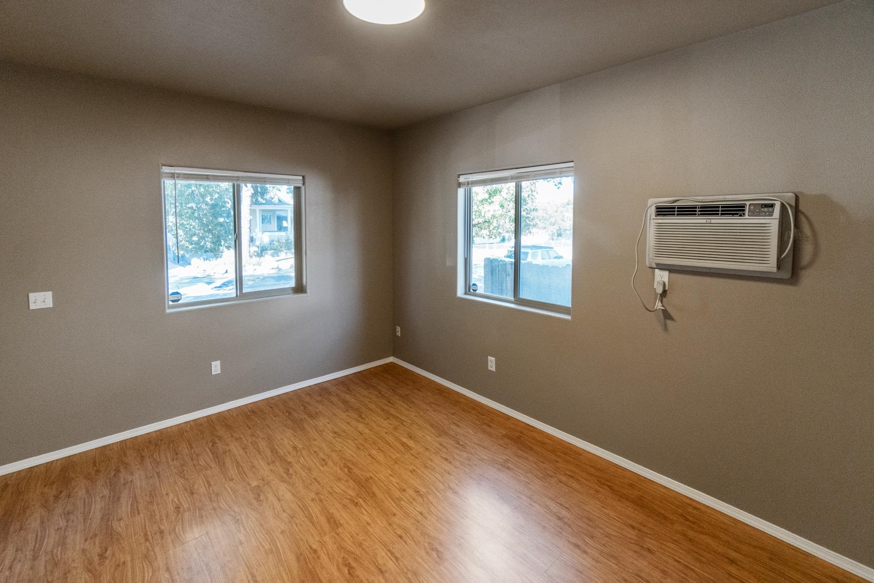 1023-1025 W Knox Ave - Photo 8