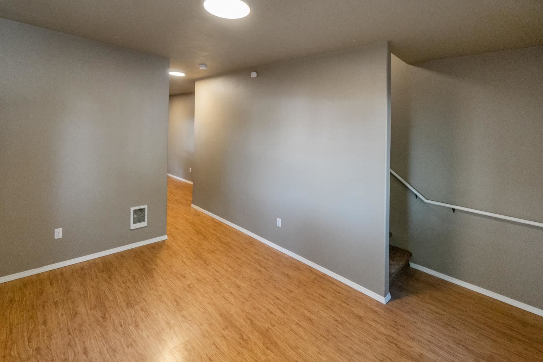 1023-1025 W Knox Ave - Photo 9