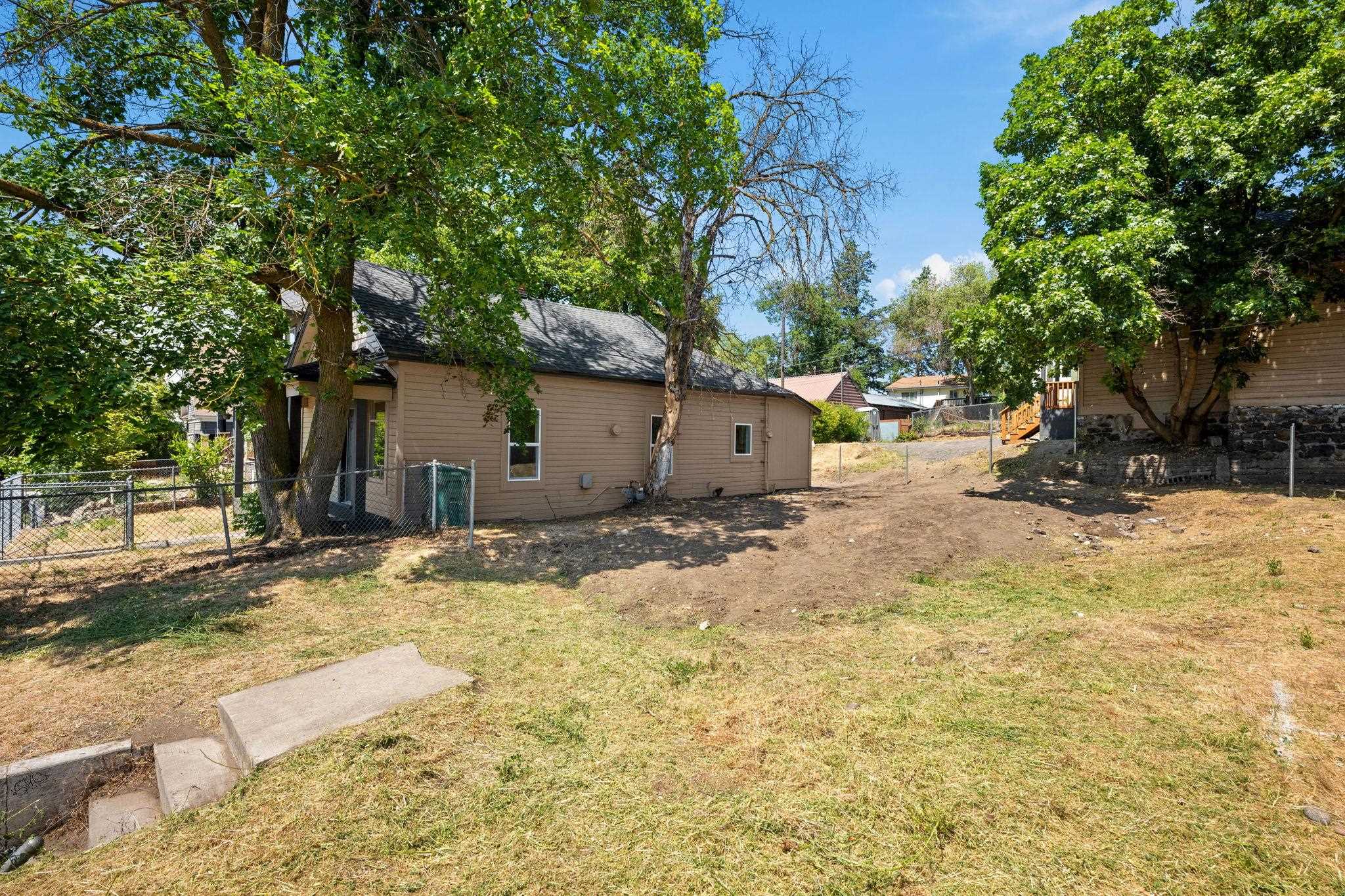 1606 W Maxwell Ave - Photo 2