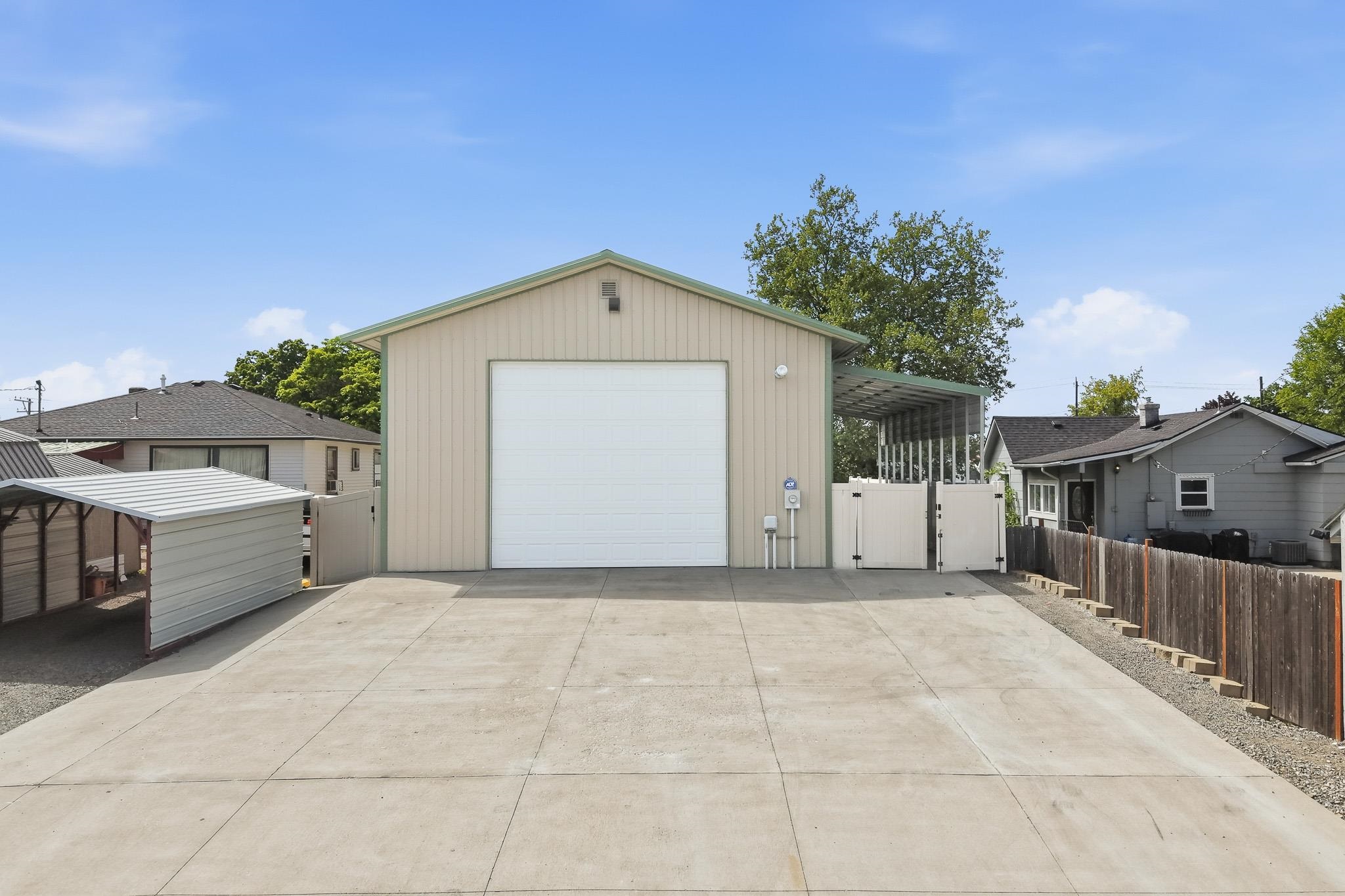 4218 N Maple St - Photo 1