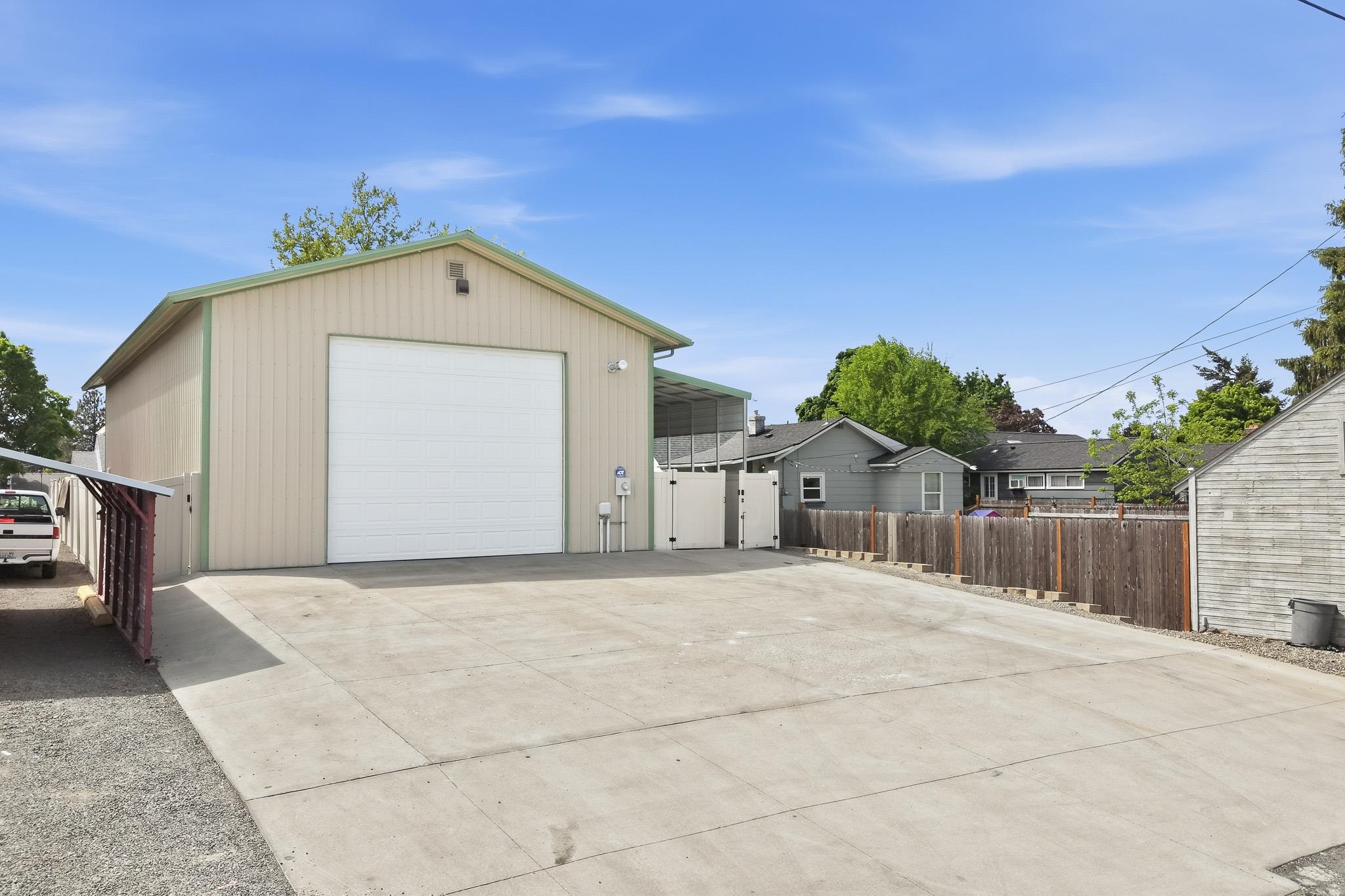 4218 N Maple St - Photo 2