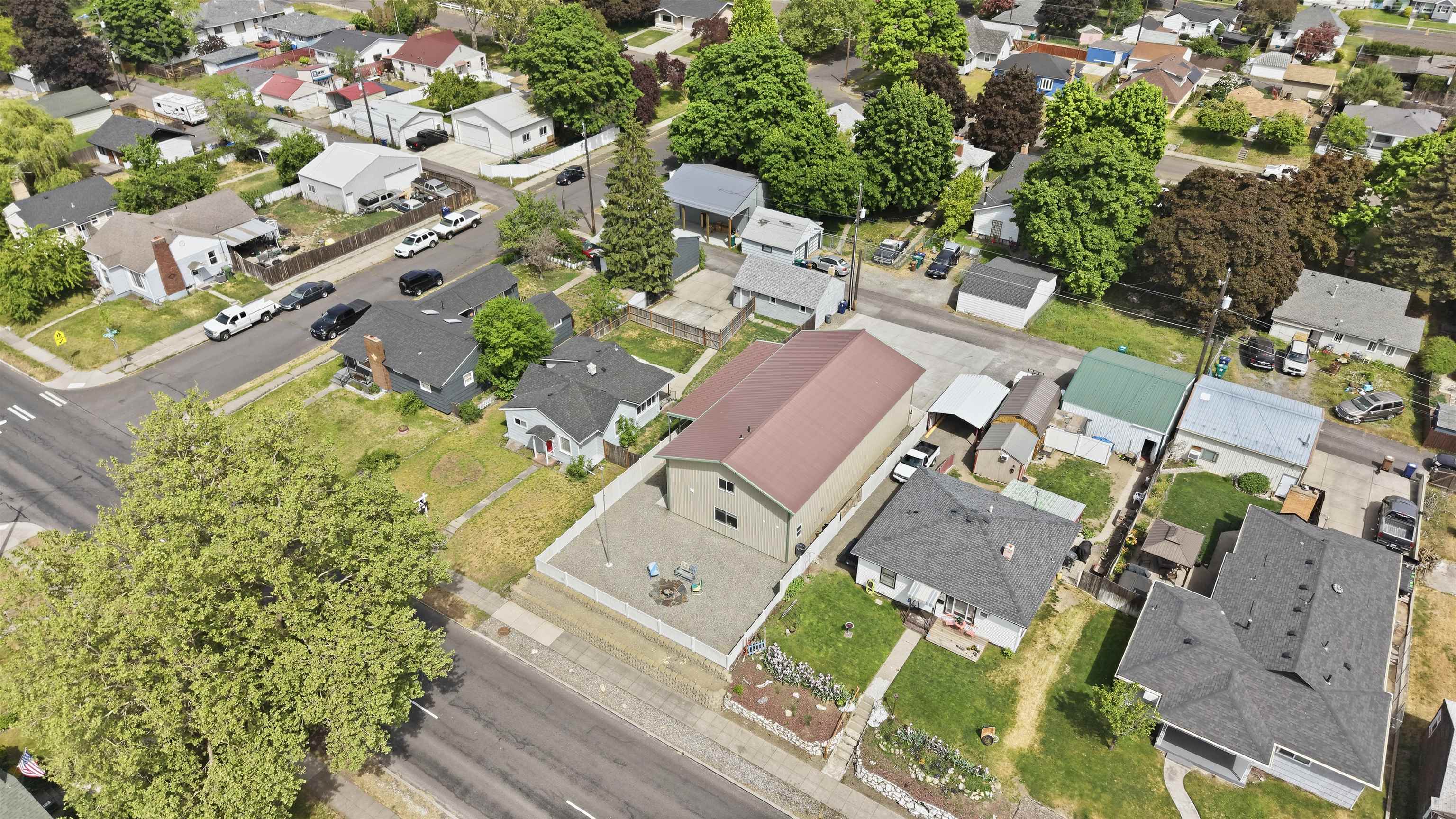 4218 N Maple St - Photo 3