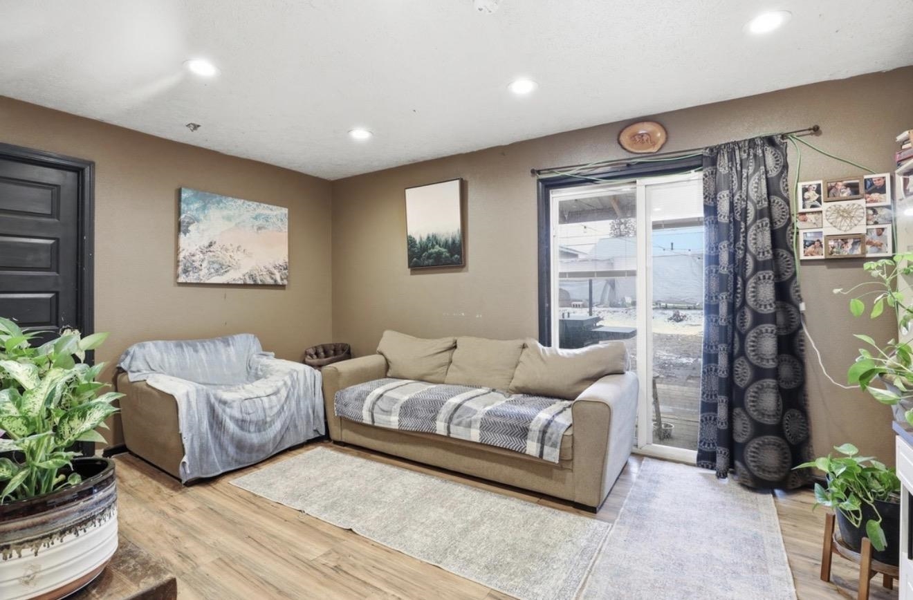 321 E Grace St - Photo 15