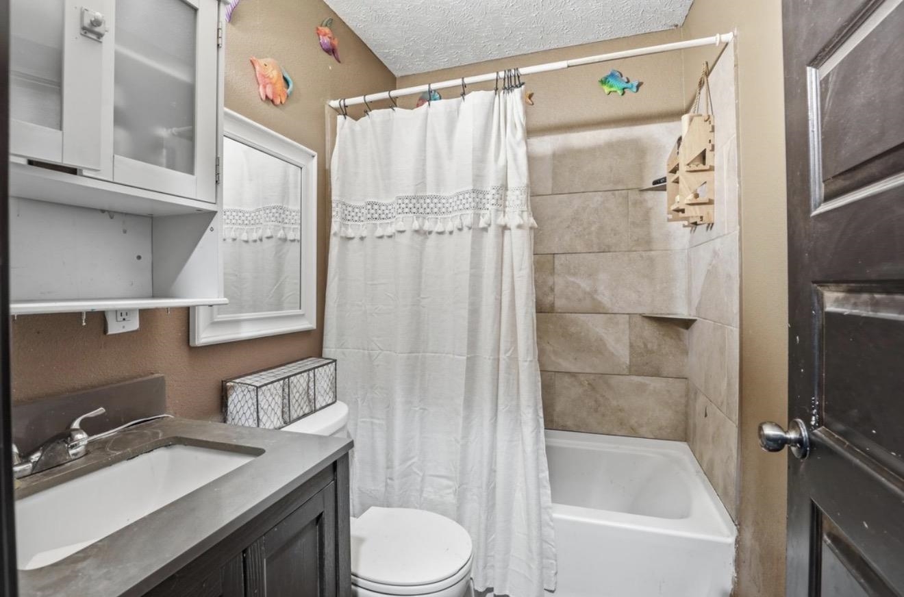 321 E Grace St - Photo 16