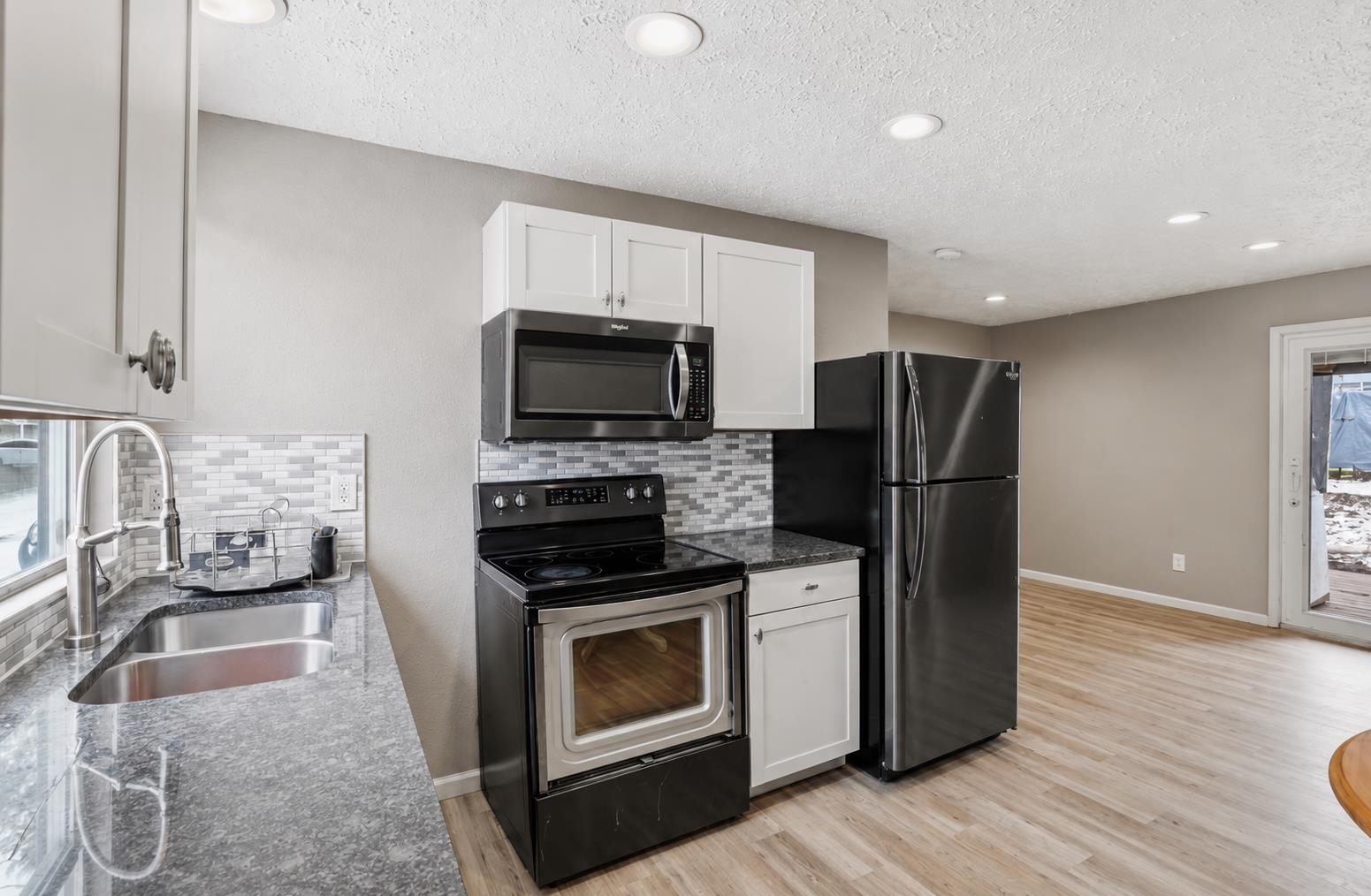 321 E Grace St - Photo 3