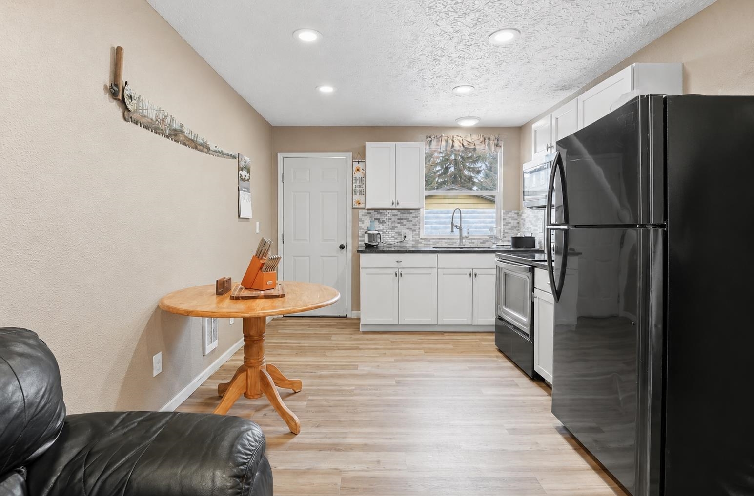 321 E Grace St - Photo 4