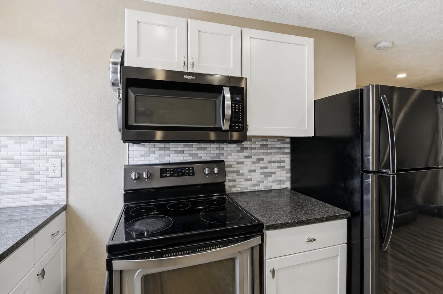 321 E Grace St - Photo 5