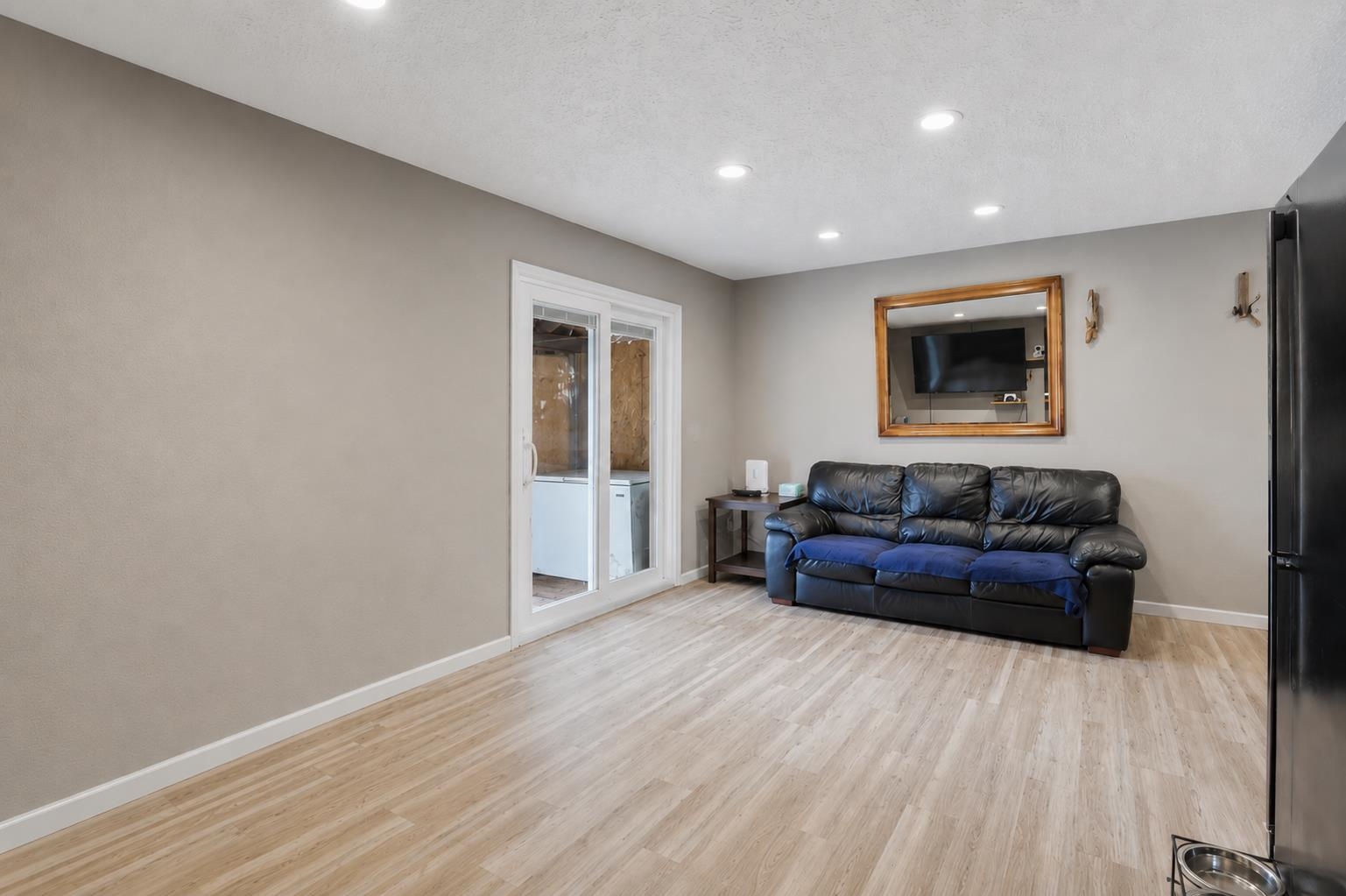 321 E Grace St - Photo 7