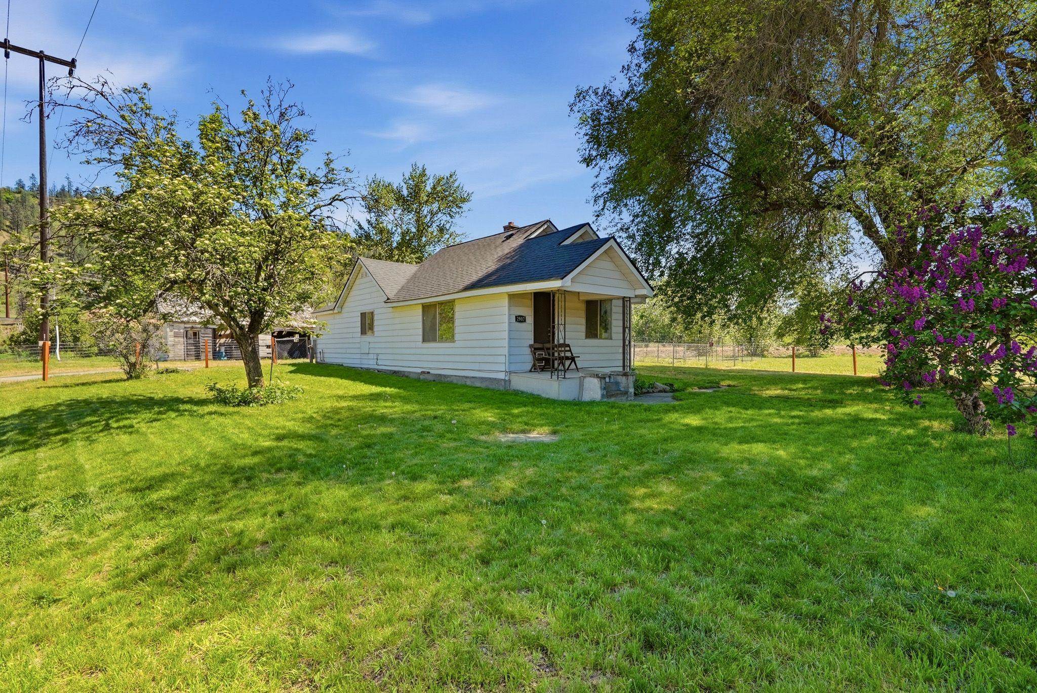 2907 S Oak St - Photo 1